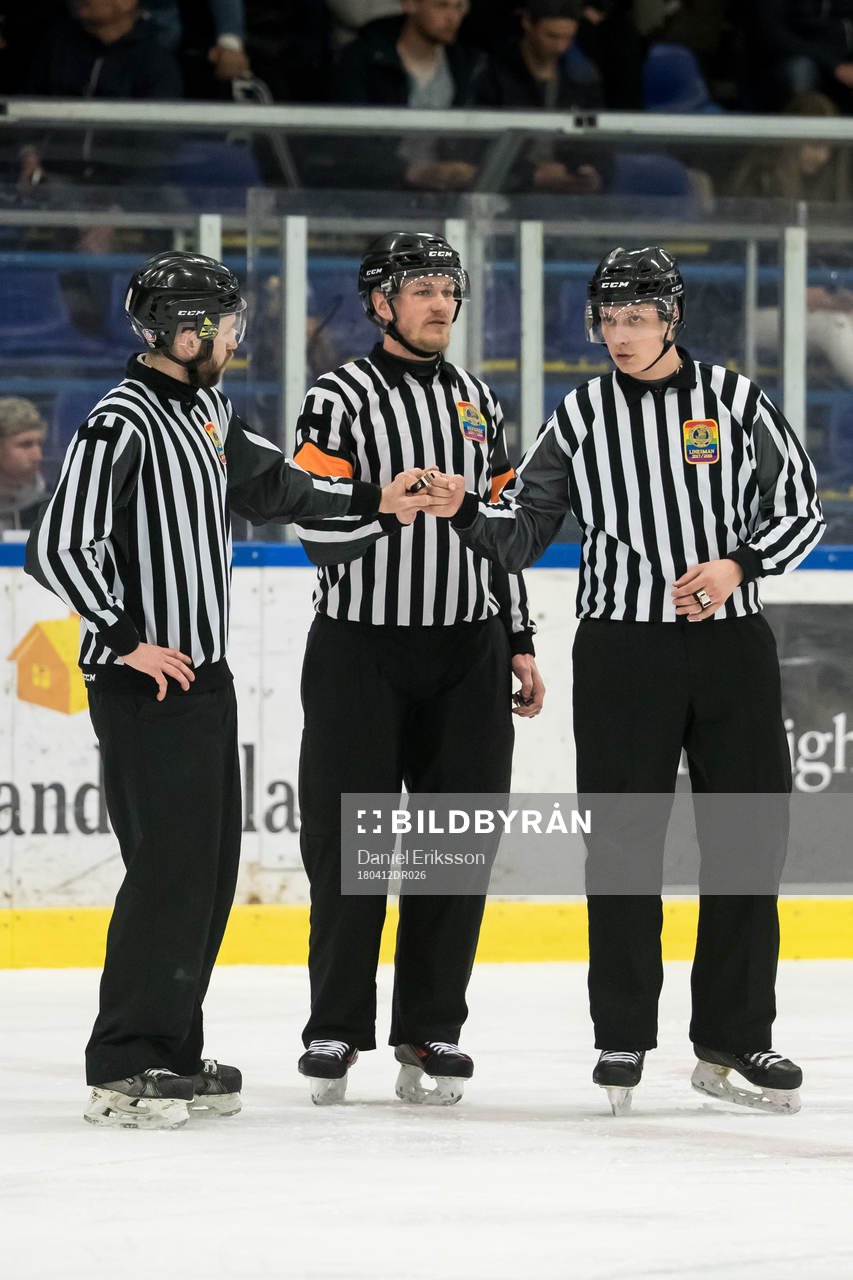 Domare Daniel Eriksson och Linjemän Rasmus Strömberg och