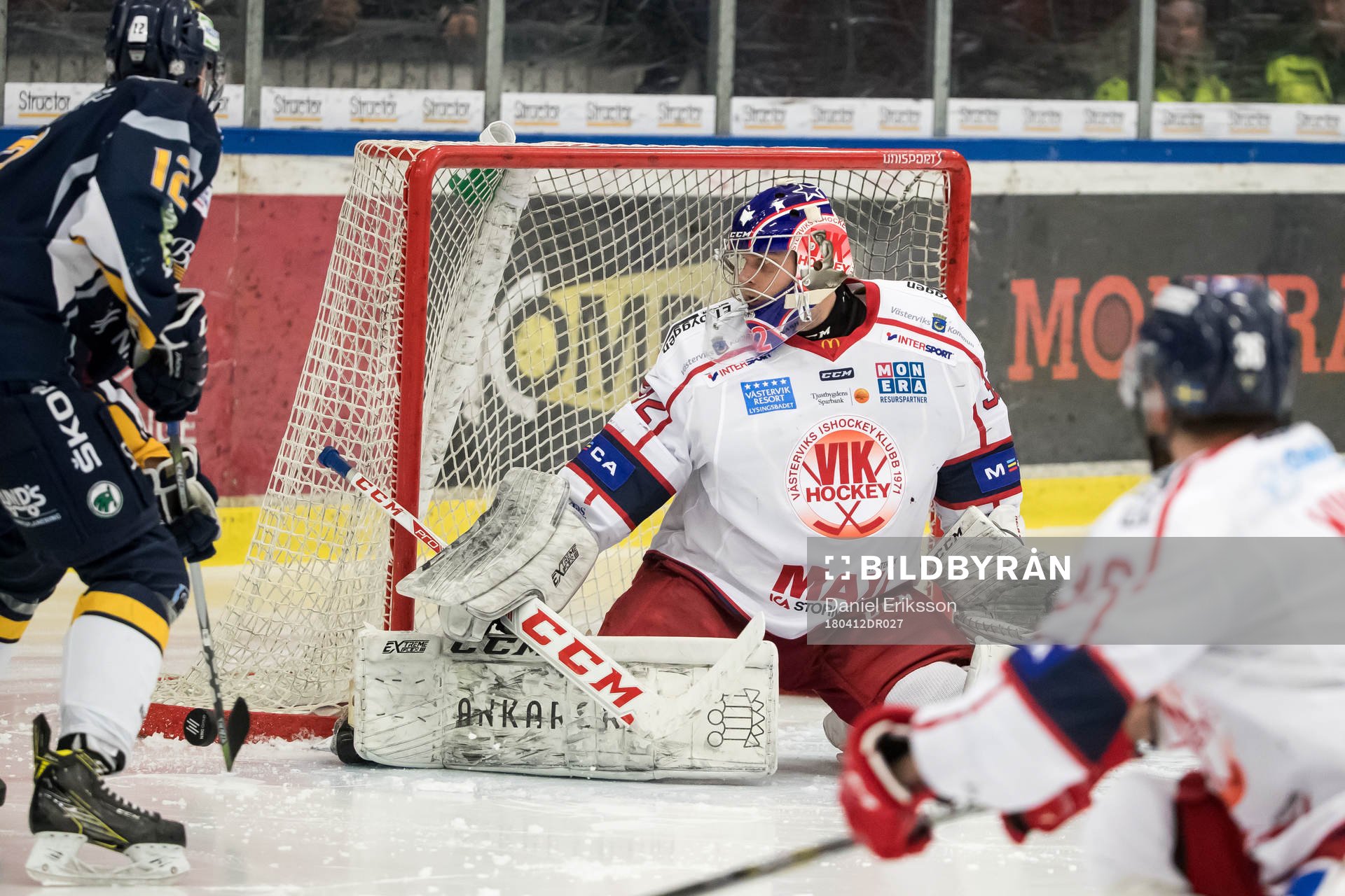 Västerviks målvakt Jonas Fransson   i ishockeymatchen i