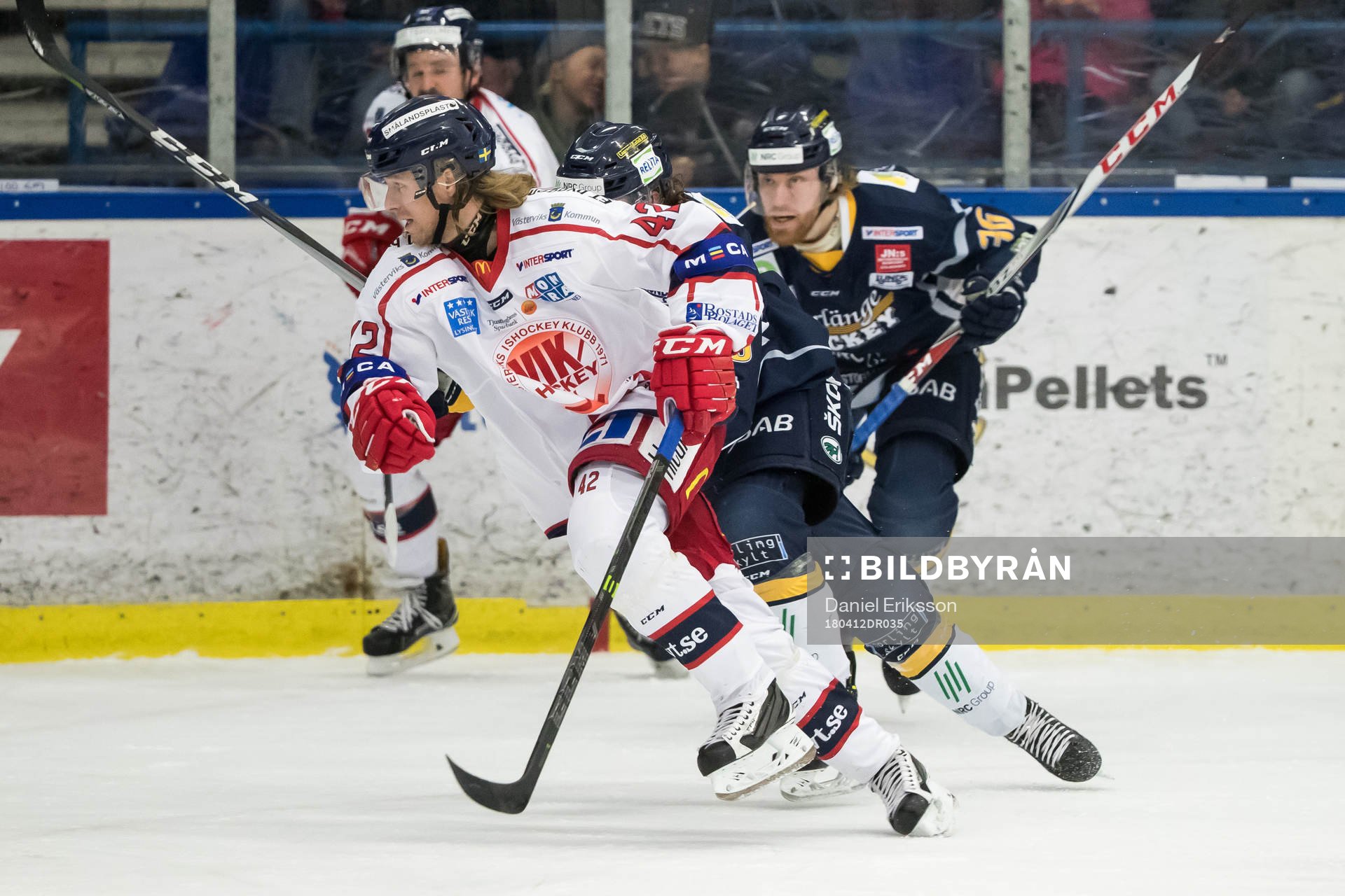 Västerviks Oscar Drugge  i ishockeymatchen i kval till