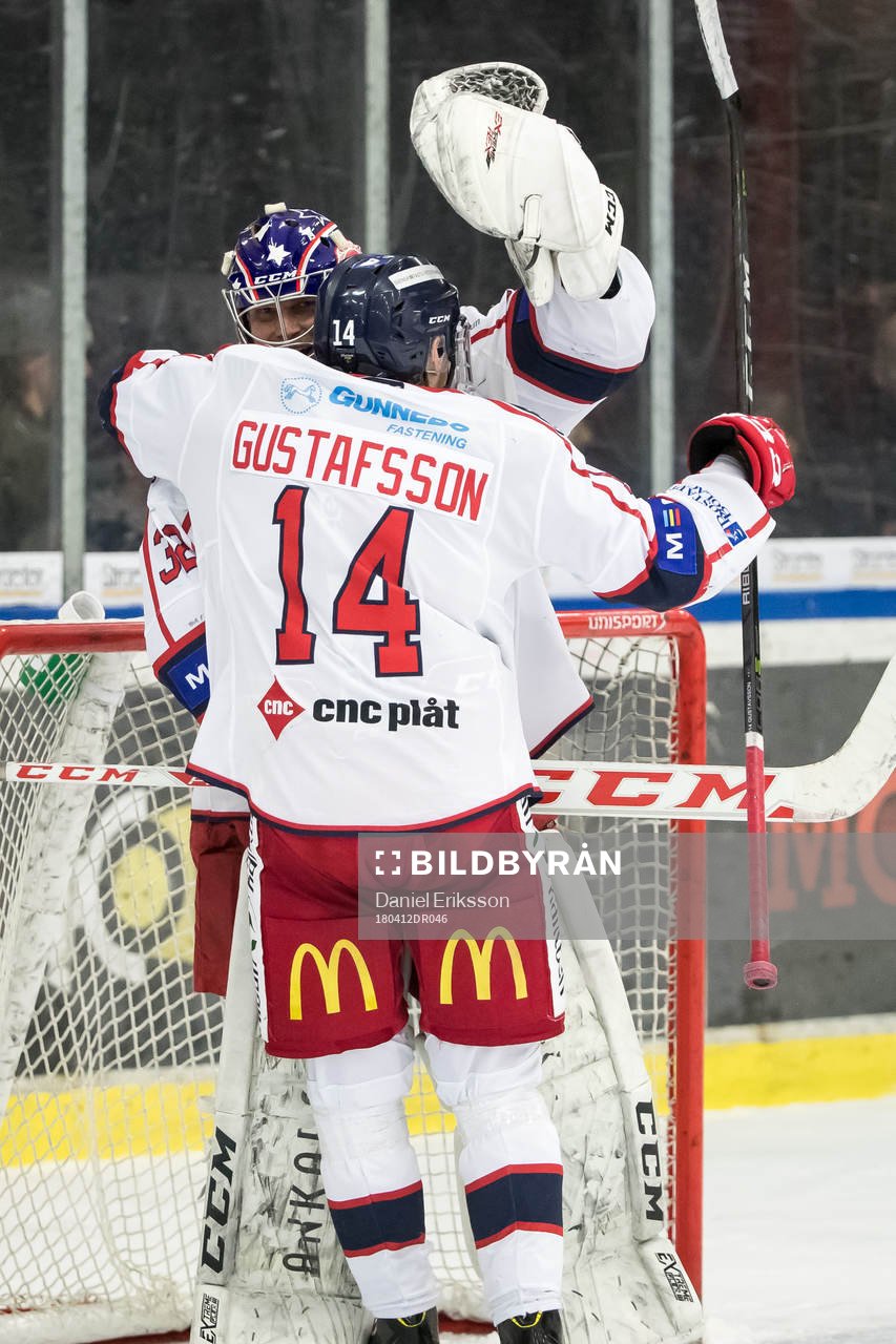 Västerviks Erik Gustafsson och målvakt Jonas Fransson
