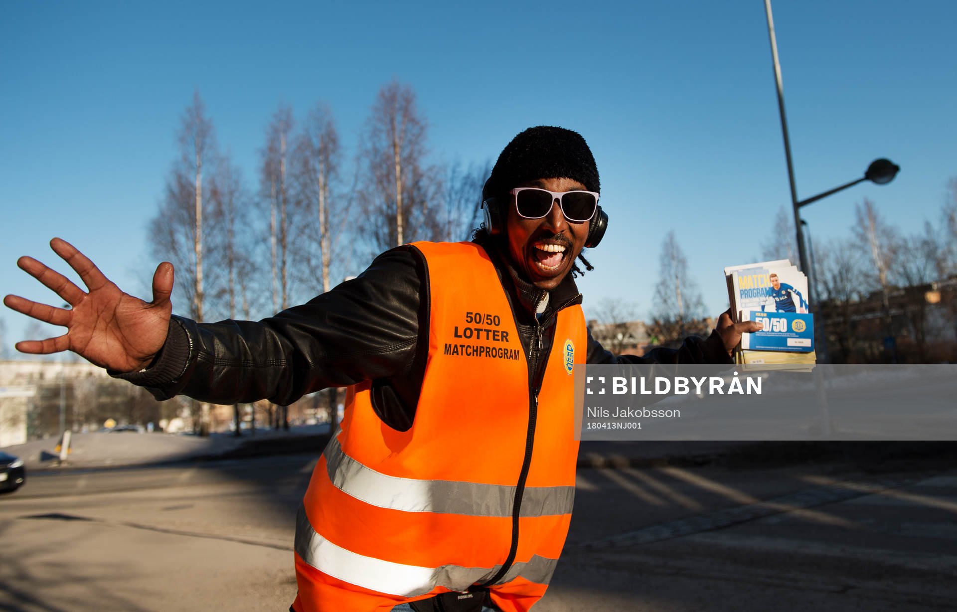 Abdukahi Jimale säljer matchprogram och 50/50-lotter