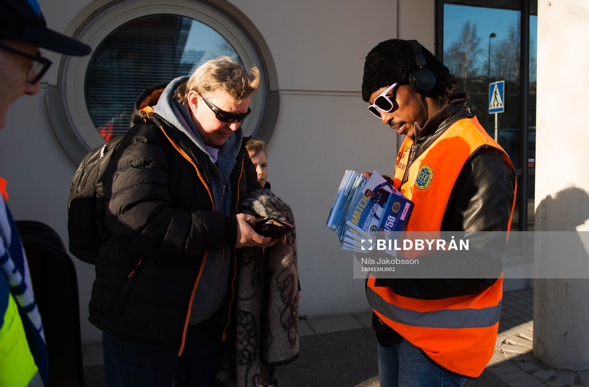 Abdukahi Jimale säljer matchprogram och 50/50-lotter