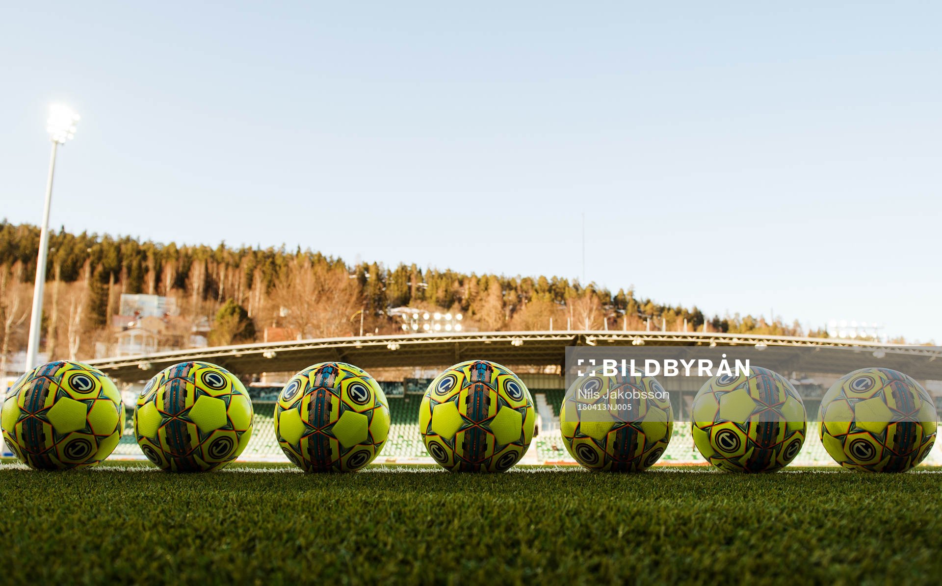 Bollar ligger på rad innan fotbollsmatchen i Allsvenskan