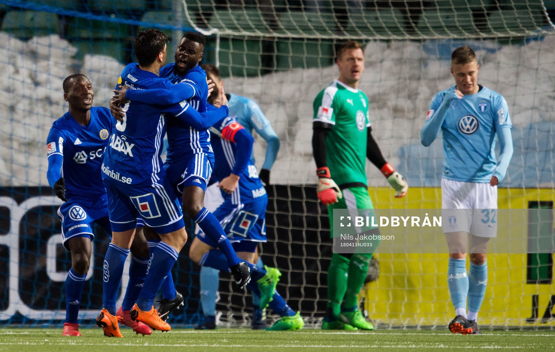 Sundsvalls David Batanero och Maic Sema jublar vid 2-2 och