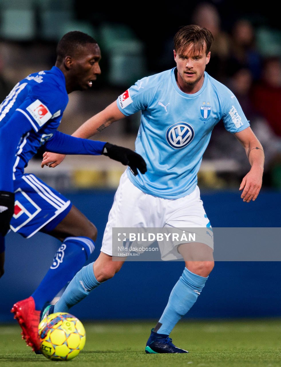 Malmö FFs Eric Larsson håller koll på Sundsvalls Peter