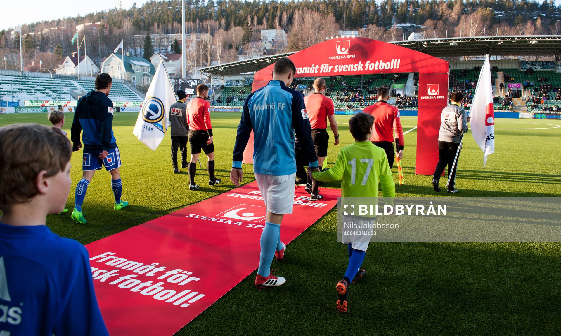Sundsvall och Malmö FF marschear in för fotbollsmatchen i