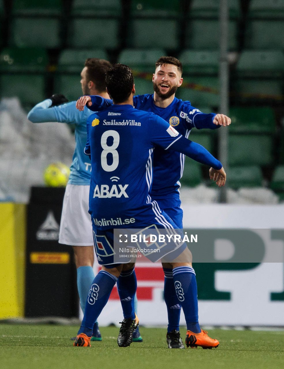 Sundsvalls David Batanero och Jonathan Tamimi jublar efter 1-0 under fotbollsmatchen i Allsvenskan mellan GIF Sundsvall och Malmö FF den 13 april 2018 i Sundsvall.