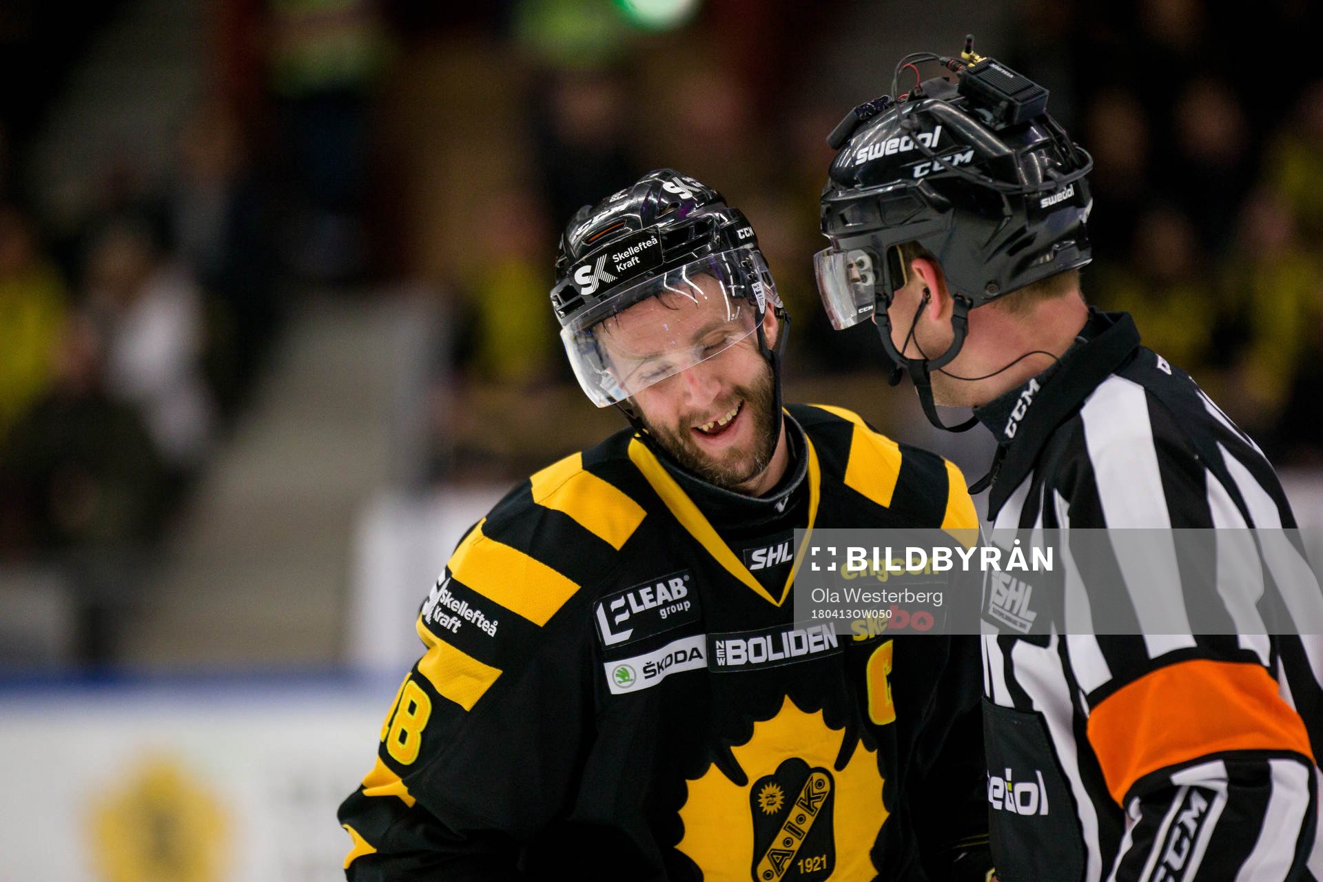 Skellefteås Pontus Petterström pratar med domare Mikael