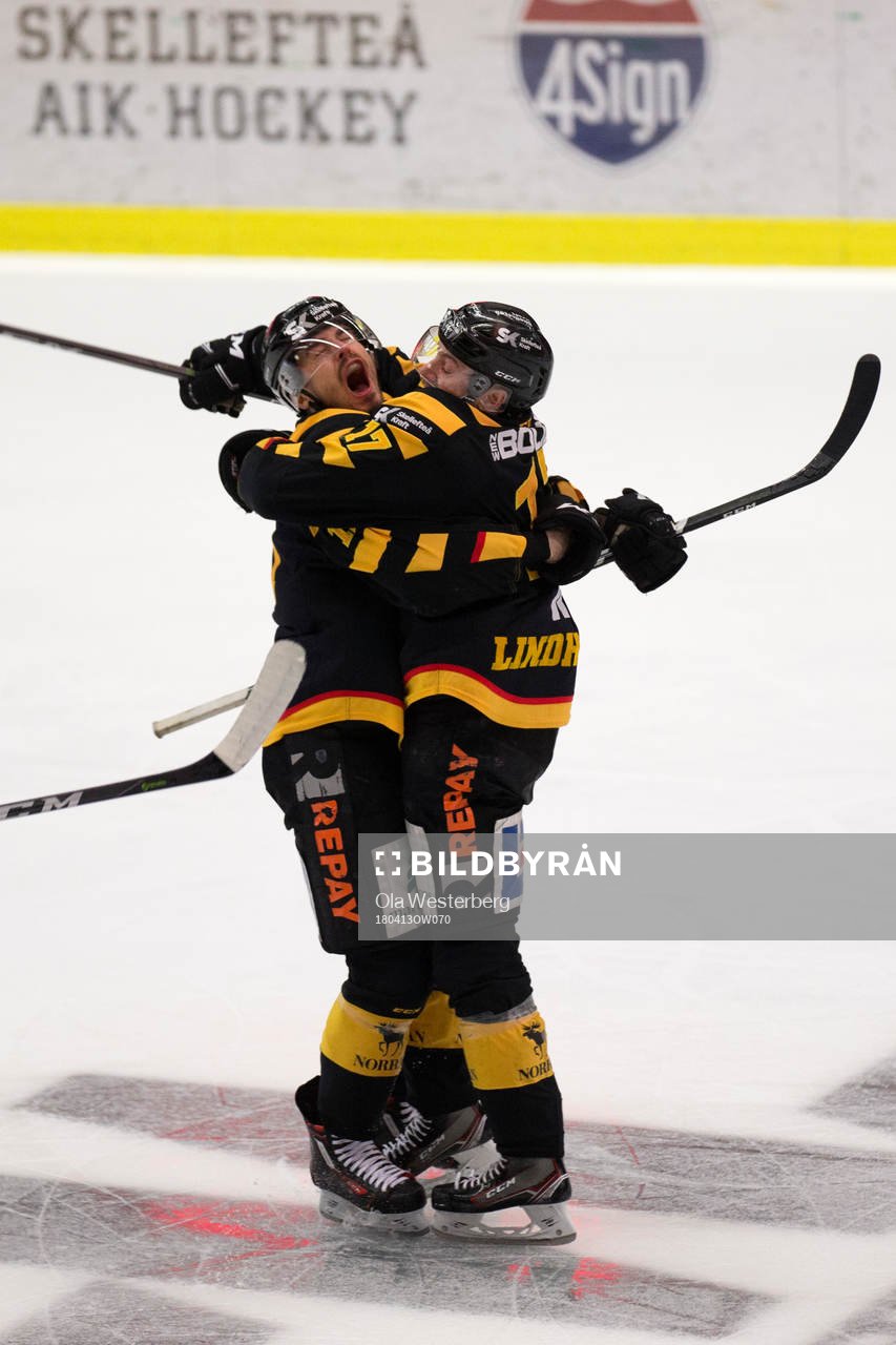 Skellefteås Pär Lindholm och Henrik Hetta jublar