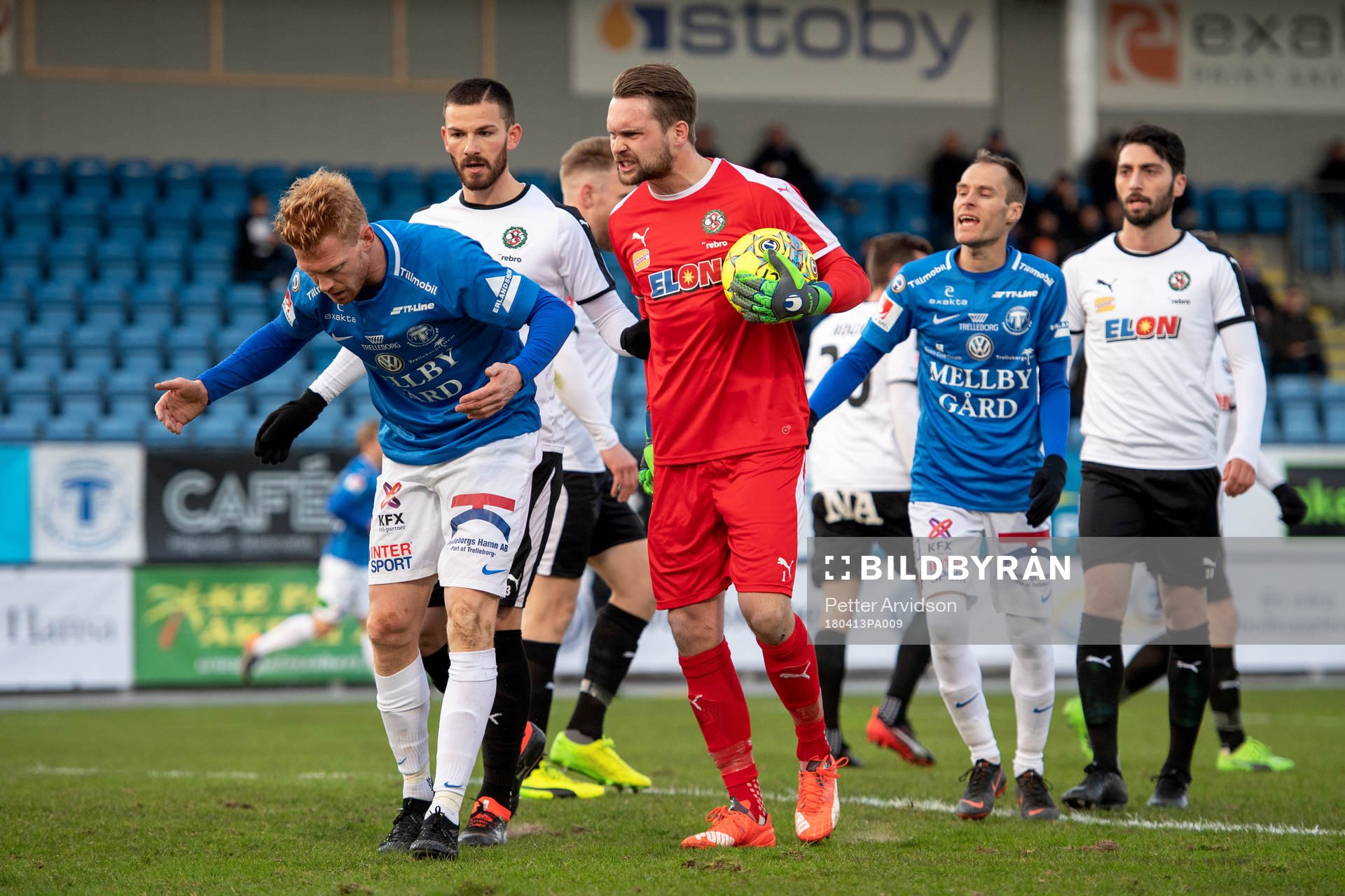 Örebros målvakt Oscar Jansson skäller ut Trelleborgs