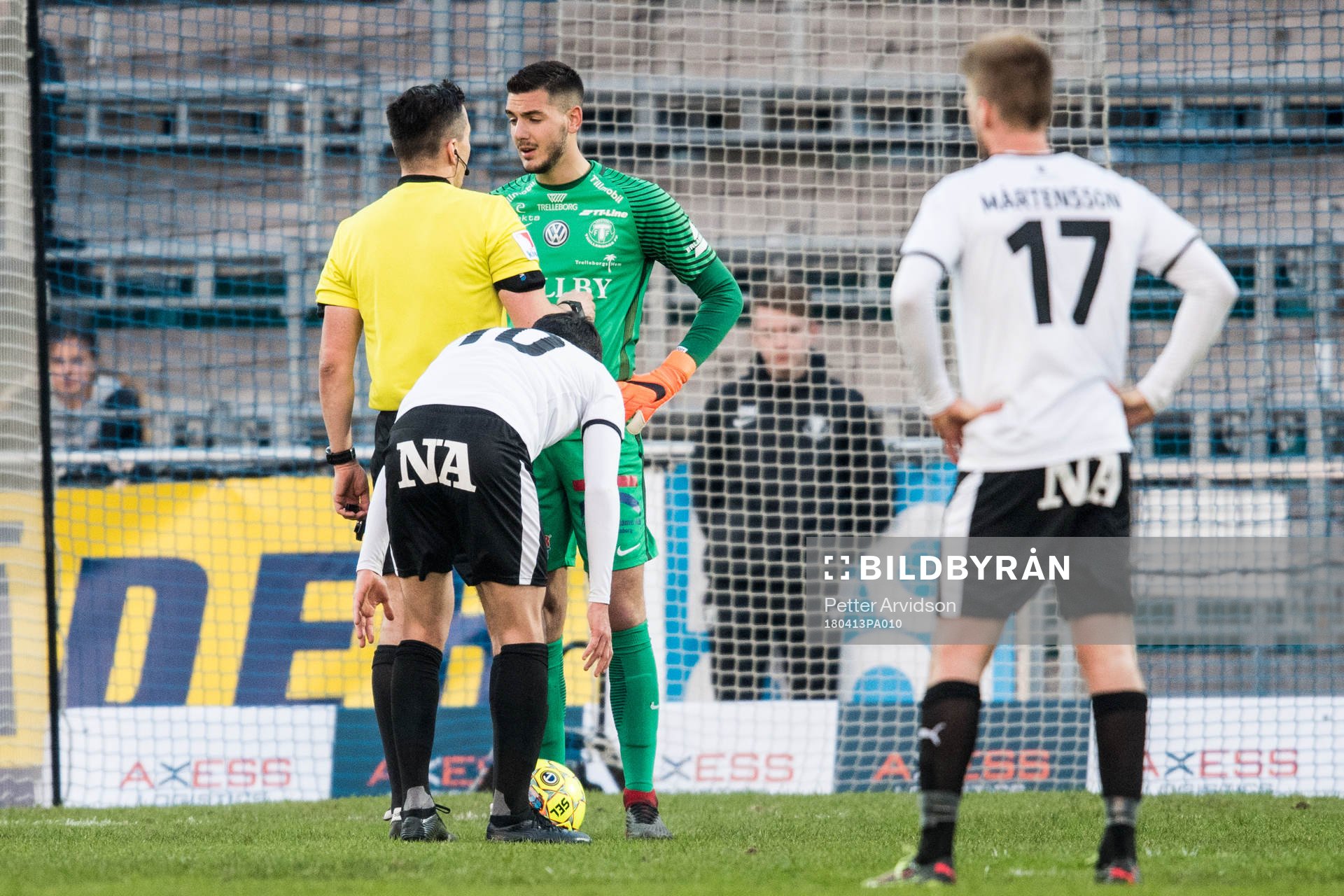 Trelleborgs målvakt Marko Johansson i samtal med domare