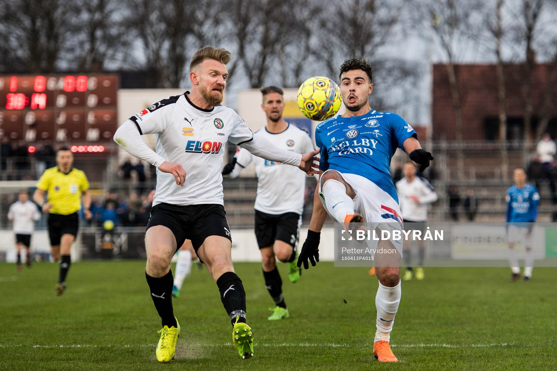 Örebros Michael Almebäck och Trelleborgs Deniz Hummet