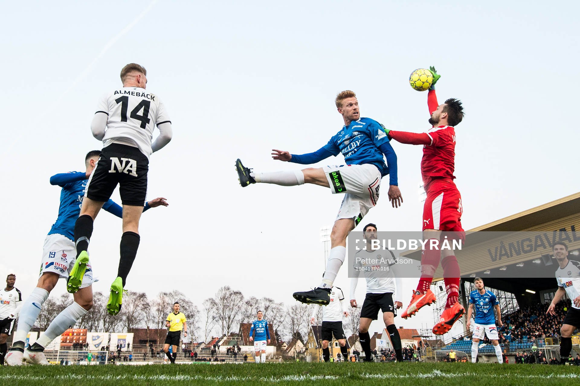 Trelleborgs Lasse Nielsen och Örebros målvakt Oscar