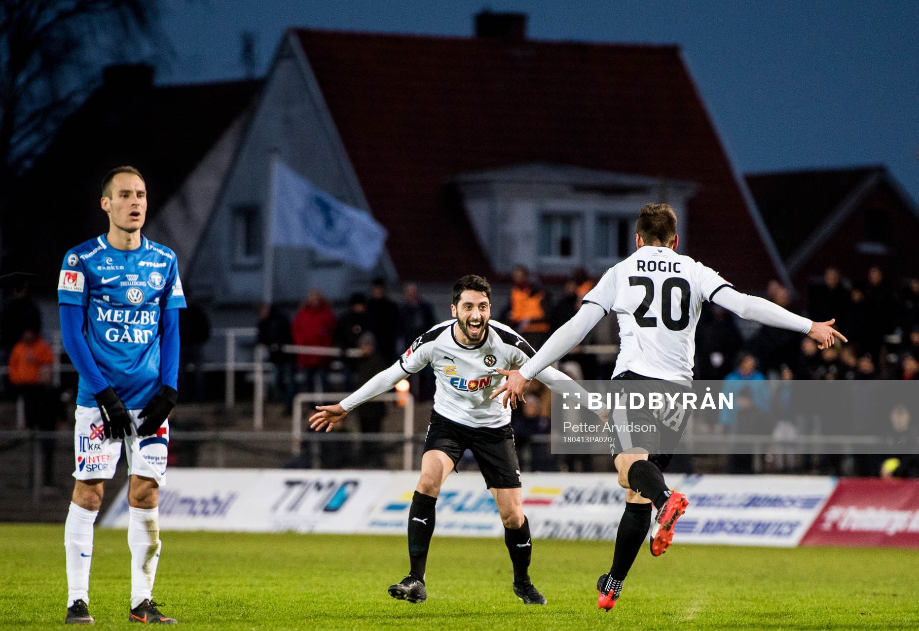 Örebros Nahir Besara jublar med Filip Rogic