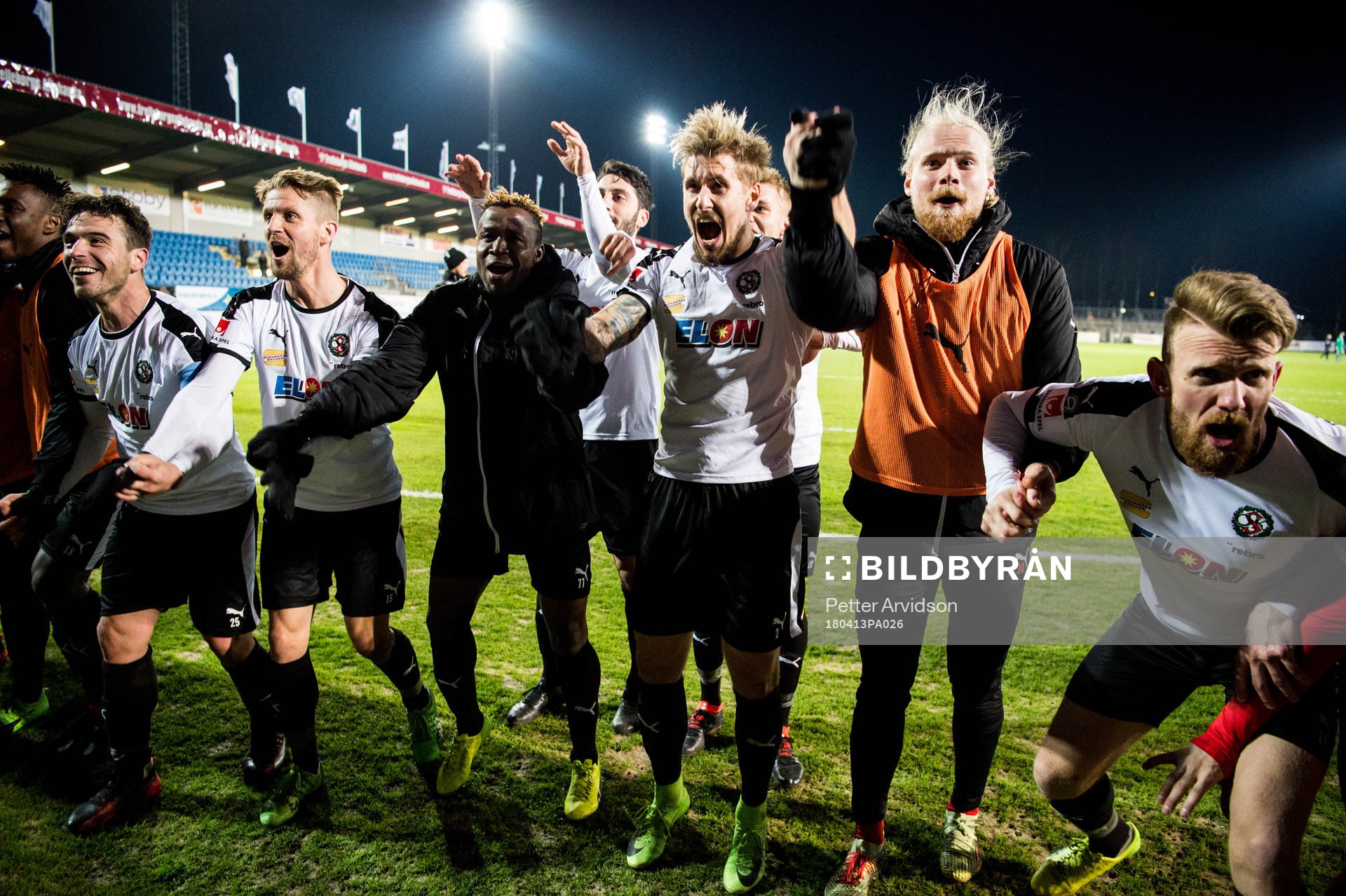 Örebros spelare jublar efter fotbollsmatchen i Allsvenskan mellan Trelleborg och Örebro den 13 april 2018 i Trelleborg.