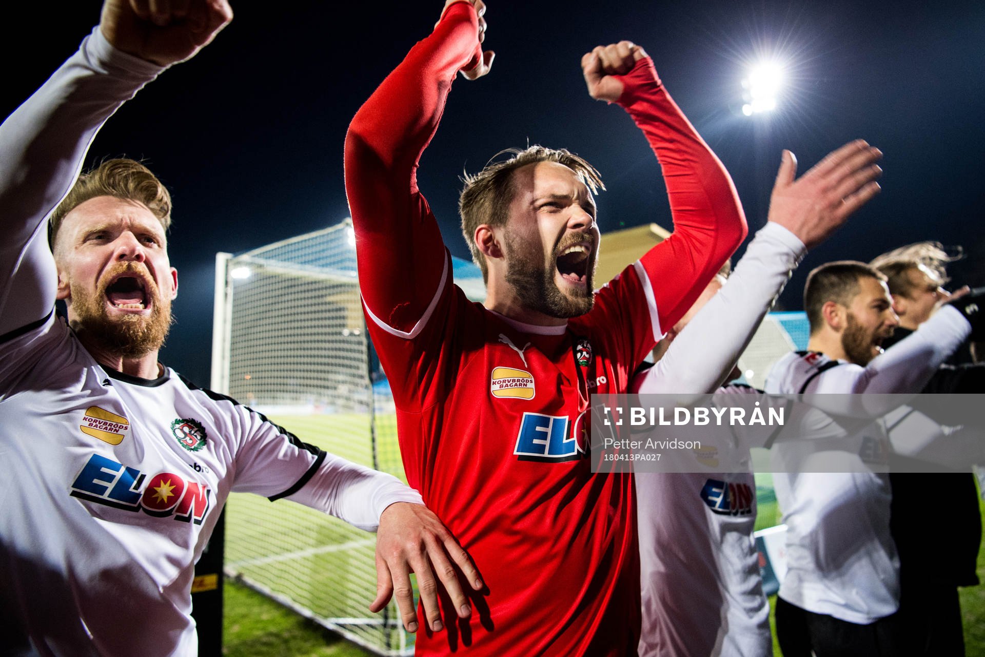 Örebros Michael Almebäck och målvakt Oscar Jansson jublar