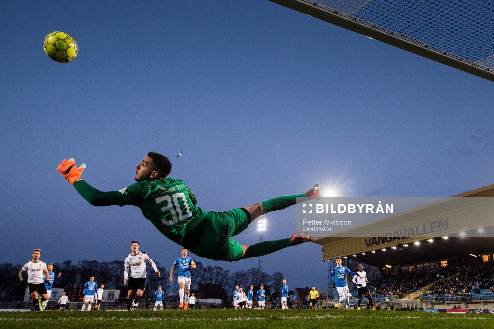 Örebros Nahir Besara gör matchavgörande 1-2 målet på frispark bakom Trelleborgs målvakt Marko Johansson under fotbollsmatchen i Allsvenskan mellan Trelleborg och Örebro den 13 april 2018 i Trelleborg.