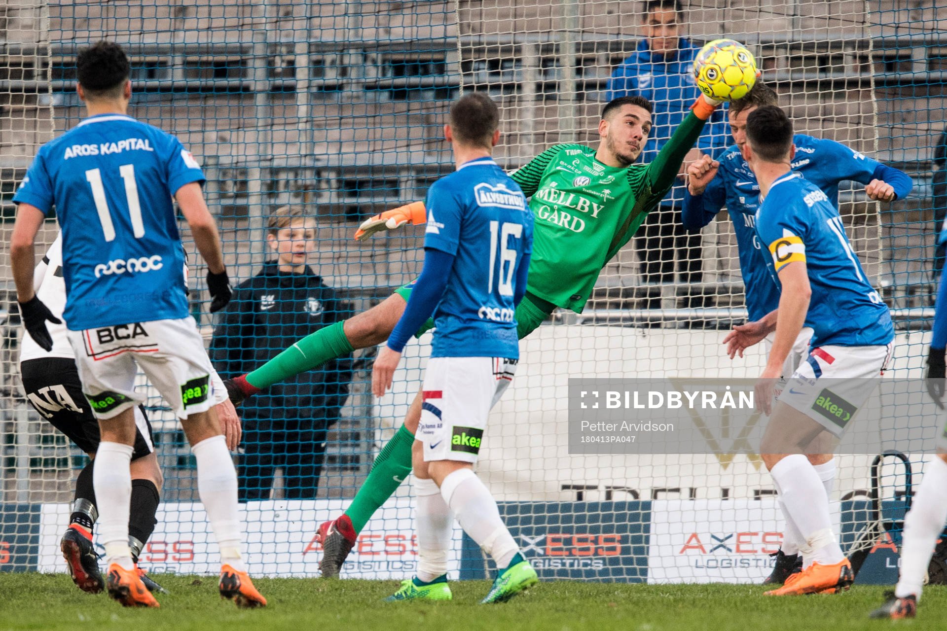 Trelleborgs målvakt Marko Johansson gör en räddning