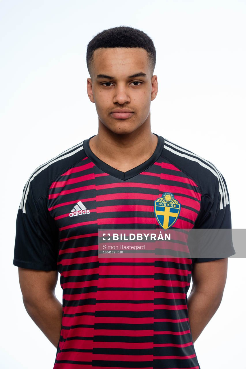 Oliver Dovin, målvakt i P16-landslaget poserar för porträtt den 13 april 2018 i Stockholm.