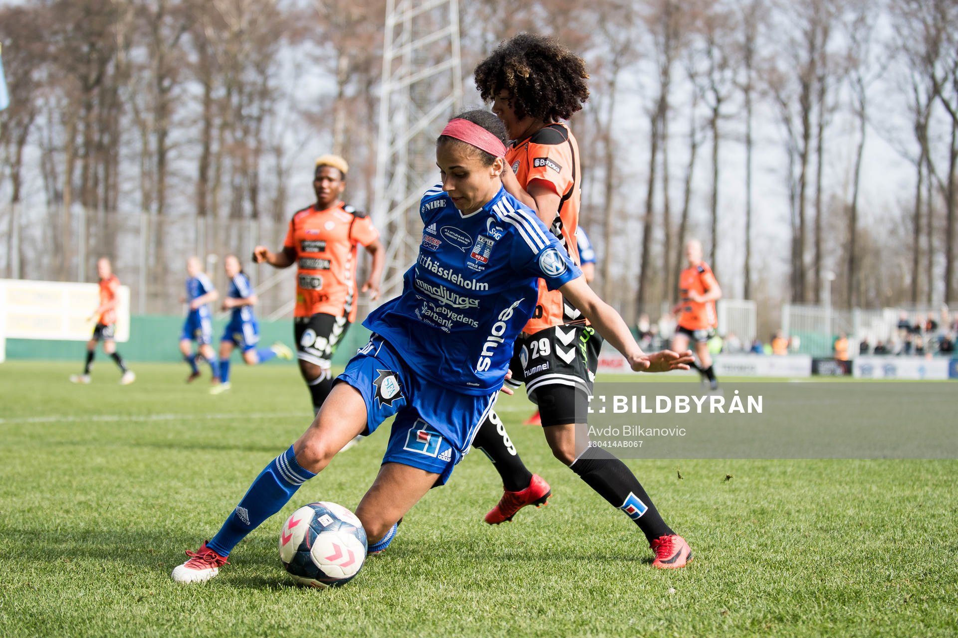 Vittsjös Genessee Daughetee och Kristianstads Evelina Duljan under fotbollsmatchen i Damallsvenskan mellan Vittsjö och Kristianstad den 14 april 2018 Kristianstad.