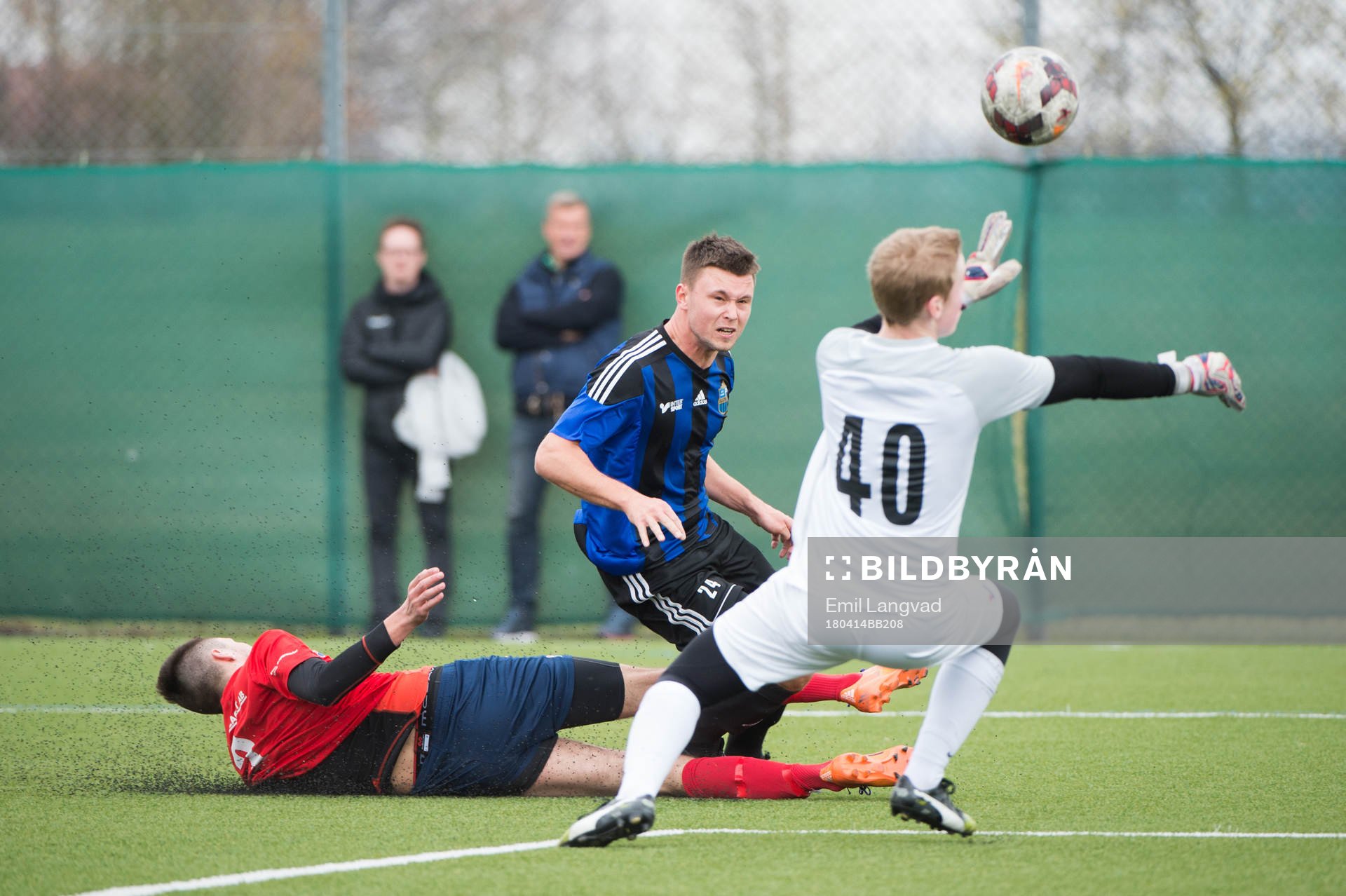 Bjärreds Lucas El-Dabh Johansson, Lilla Torgs Dennis Karlsson och Bjärreds målvakt Hampus Lövkvist under fotbollsmatchen i division 4 sydvästra mellan Bjärred och Lilla Torg den 14 april 2018 i Bjärred.