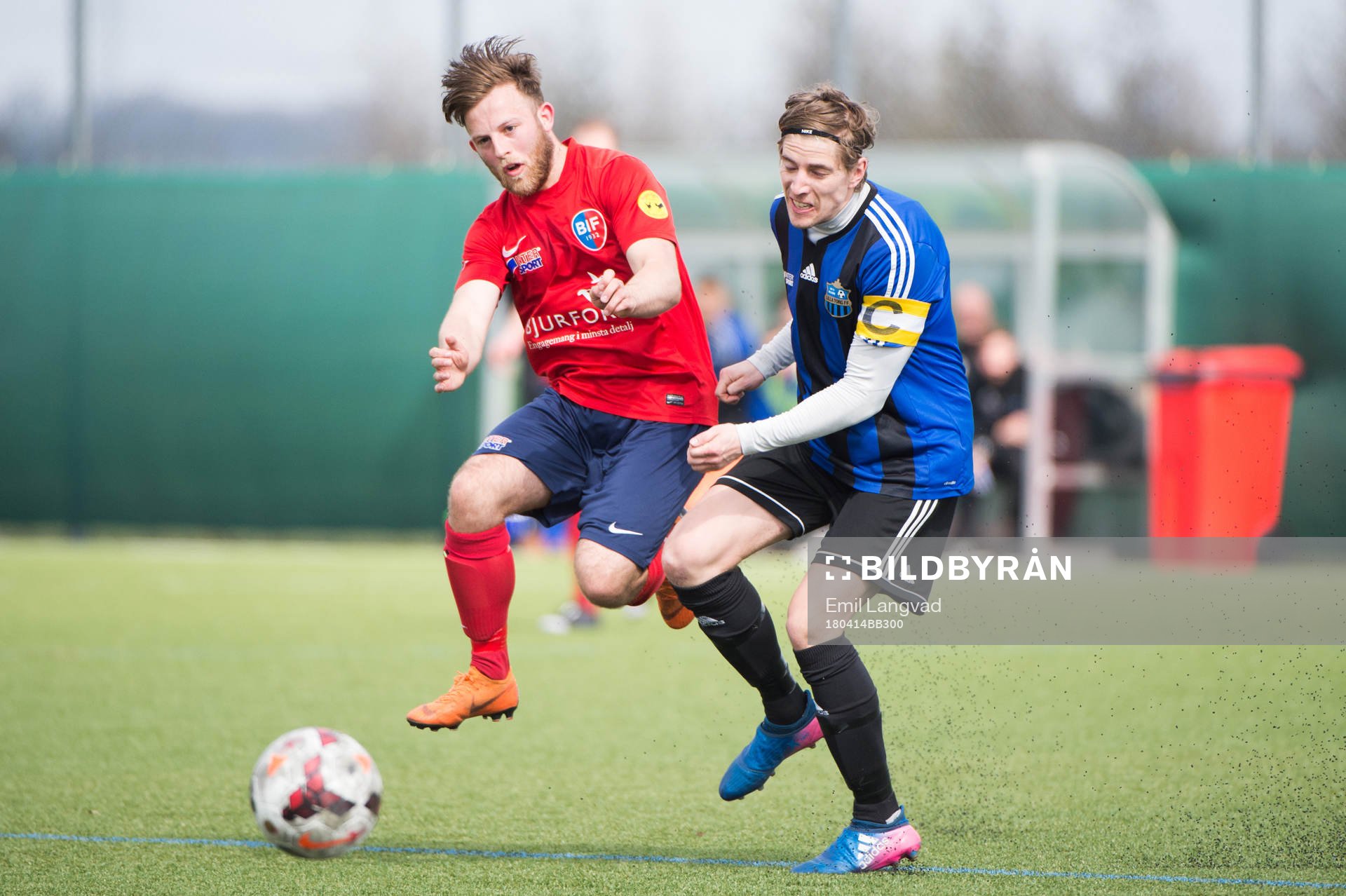 Bjärreds Steven Lawless och Lilla Torgs Tim Andersson under fotbollsmatchen i division 4 sydvästra mellan Bjärred och Lilla Torg den 14 april 2018 i Bjärred.
