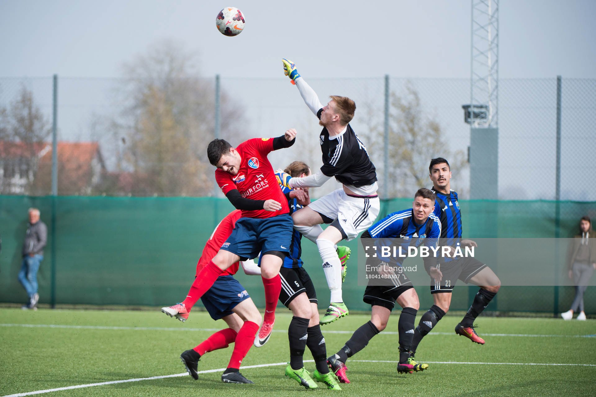 Bjärreds Edis Alievski och Lilla Torgs Målvakt Joel Smidje under fotbollsmatchen i division 4 sydvästra mellan Bjärred och Lilla Torg den 14 april 2018 i Bjärred.