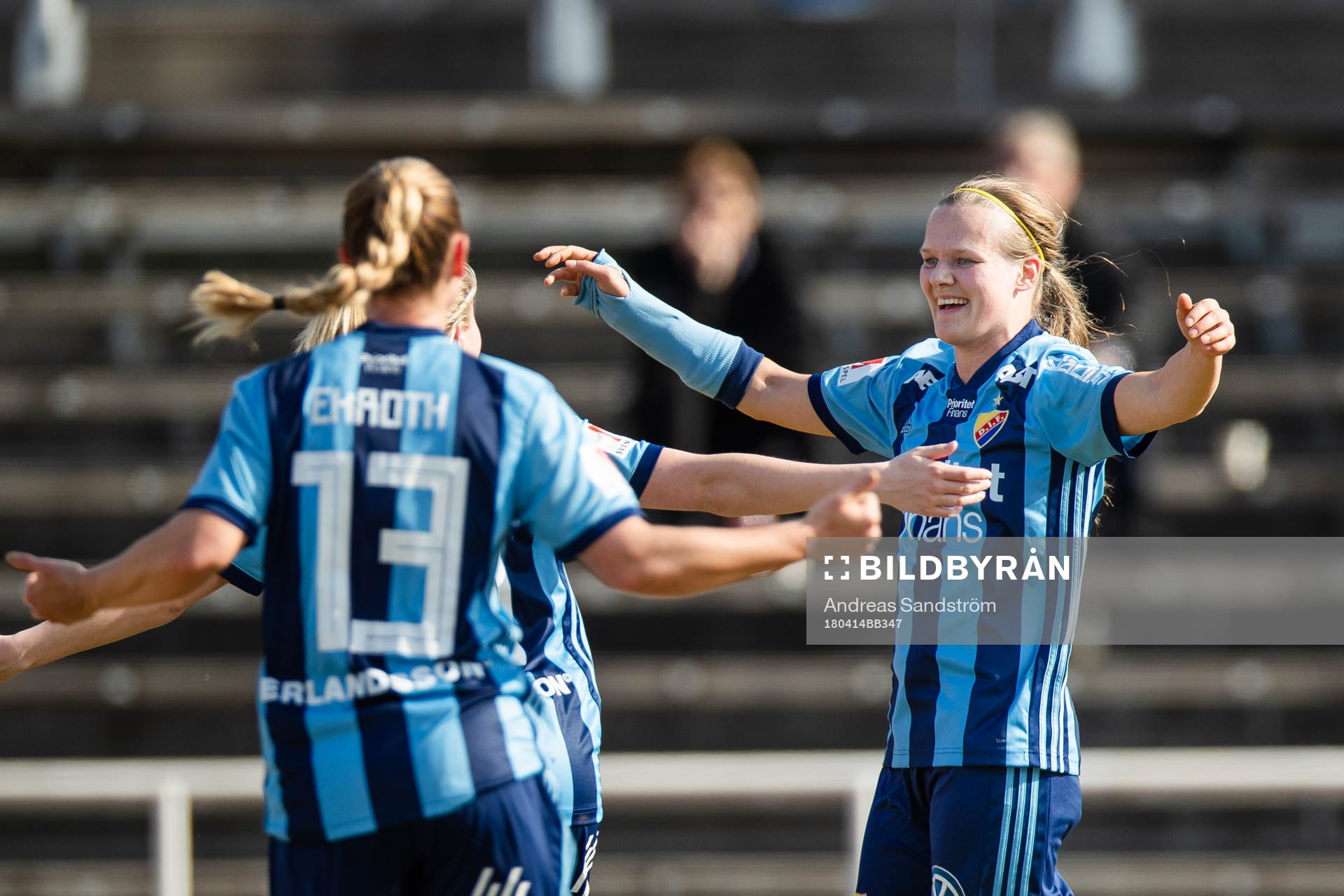 Djurgårdens Michaela van den Bulk jublar med lagkamrater efter att hon gjort 1-0-målet på straff under fotbollsmatchen i Damallsvenskan mellan Djurgården och Eskilstuna den 14 April 2018 i Stockholm.
