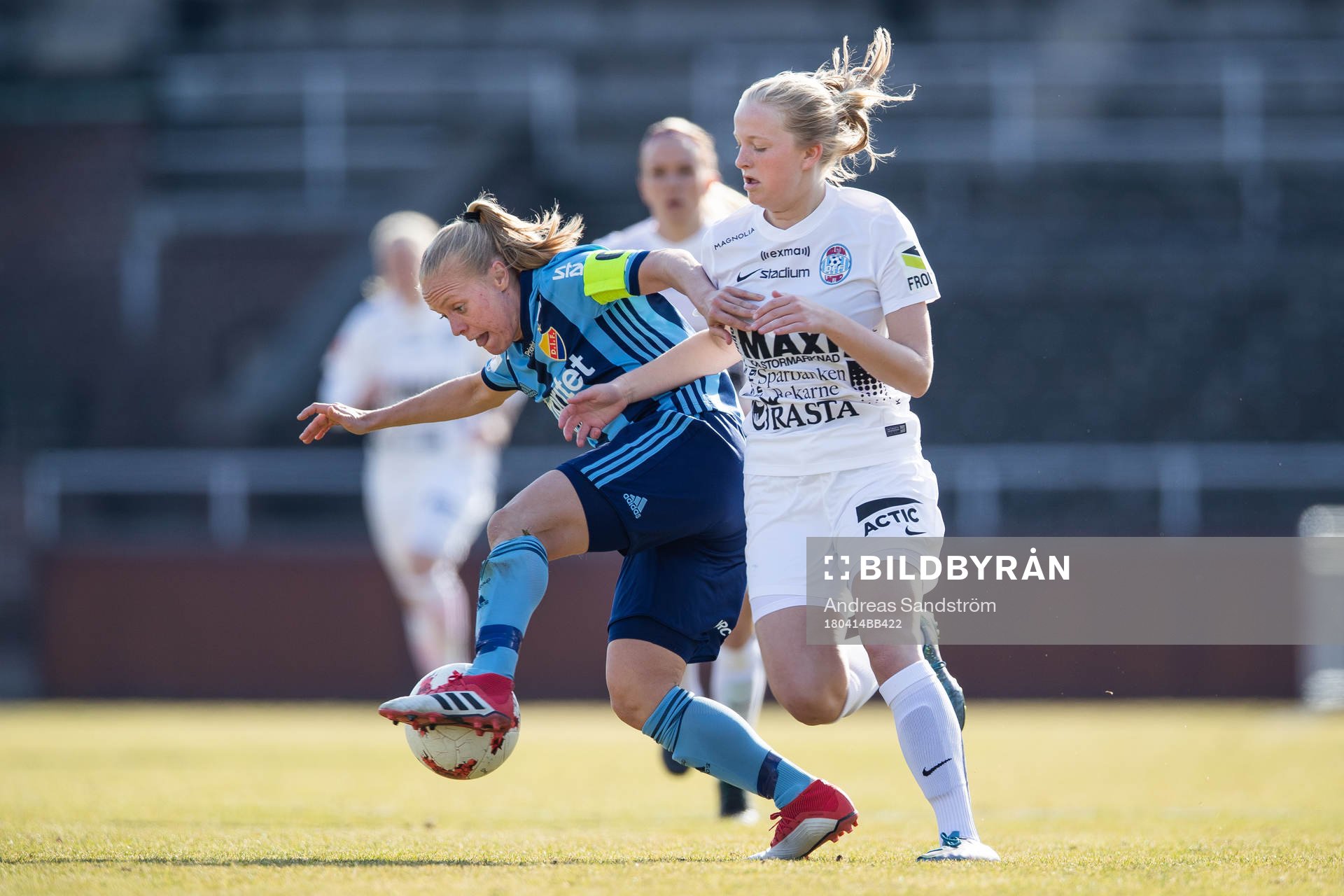 Djurgårdens Mia Jalkerud och Eskilstunas Matilda Plan i