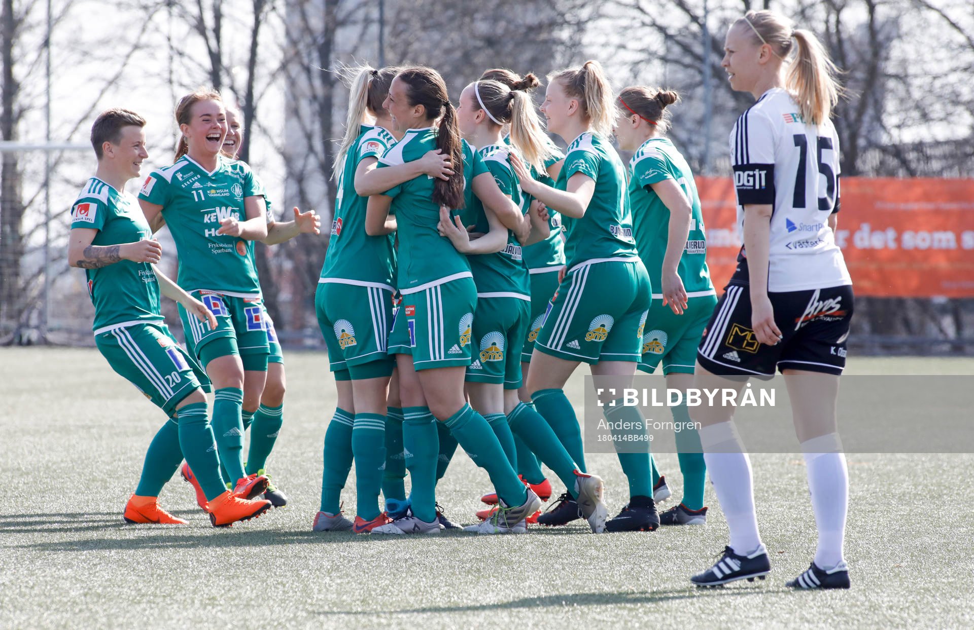 Mallbackens spelare jublar efter 0-1 under fotbollsmatchen i Elitettan mellan Västerås BK 30 och Mallbacken den 14 april 2018 i Västerås. Målskytt nr 17 Sussi Skålberg