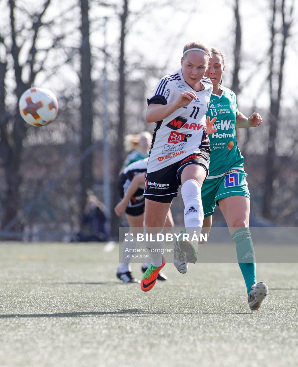 BK30s Ellen Karlsson i närkamp med Mallbackens  Linnea Berger under fotbollsmatchen i Elitettan mellan Västerås BK 30 och Mallbacken den 14 april 2018 i Västerås. 