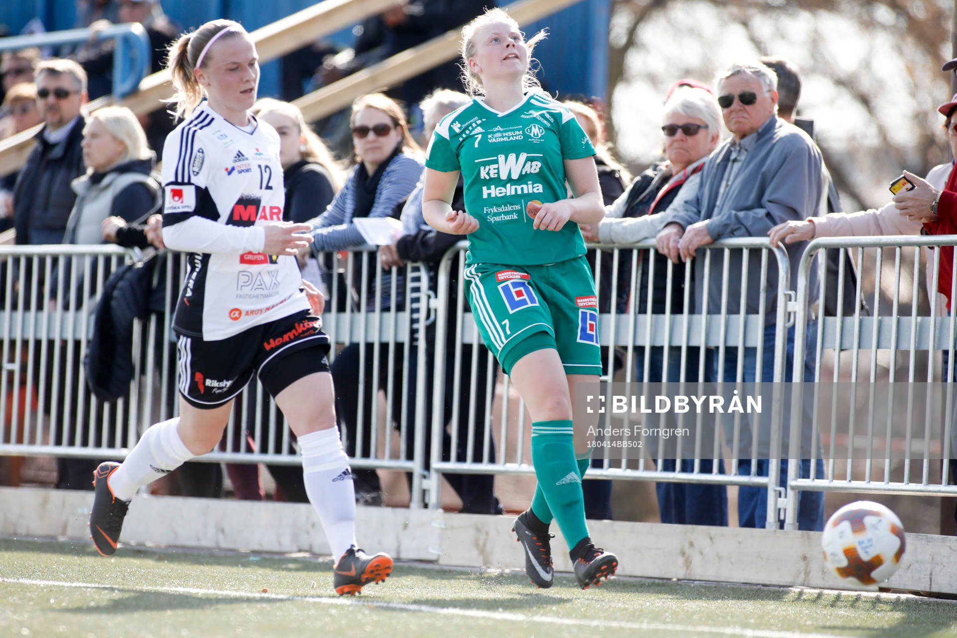 BK30s Jennifer Holmström och Mallbackens Hedvig Pettersson under fotbollsmatchen i Elitettan mellan Västerås BK 30 och Mallbacken den 14 april 2018 i Västerås. Målskytt nr 17 Sussi Skålberg