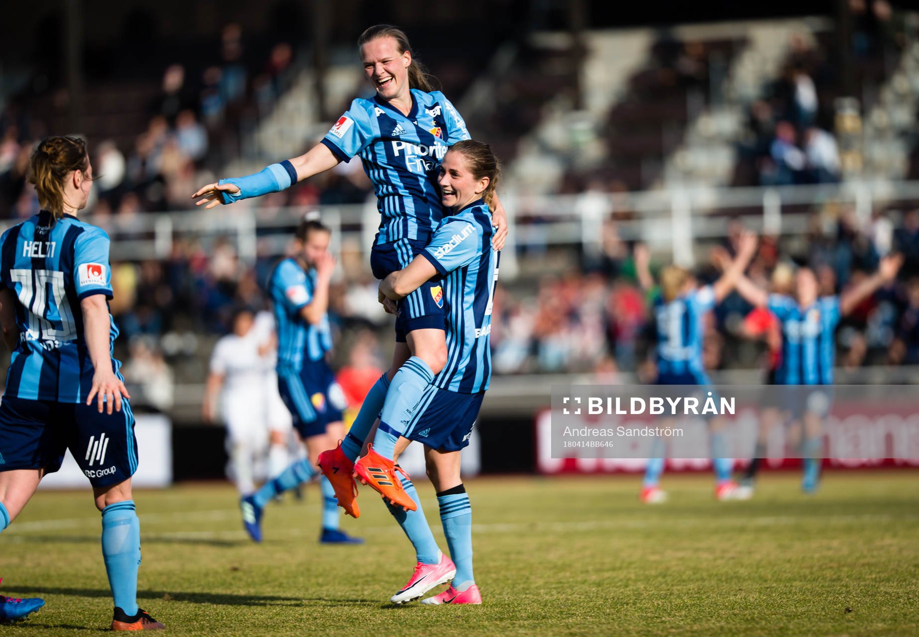 Djurgårdens tvåmålsskytt, Michaela van den Bulk lyft upp av Ingrid Ryland och jublar efter fotbollsmatchen i Damallsvenskan mellan Djurgården och Eskilstuna den 14 April 2018 i Stockholm. 