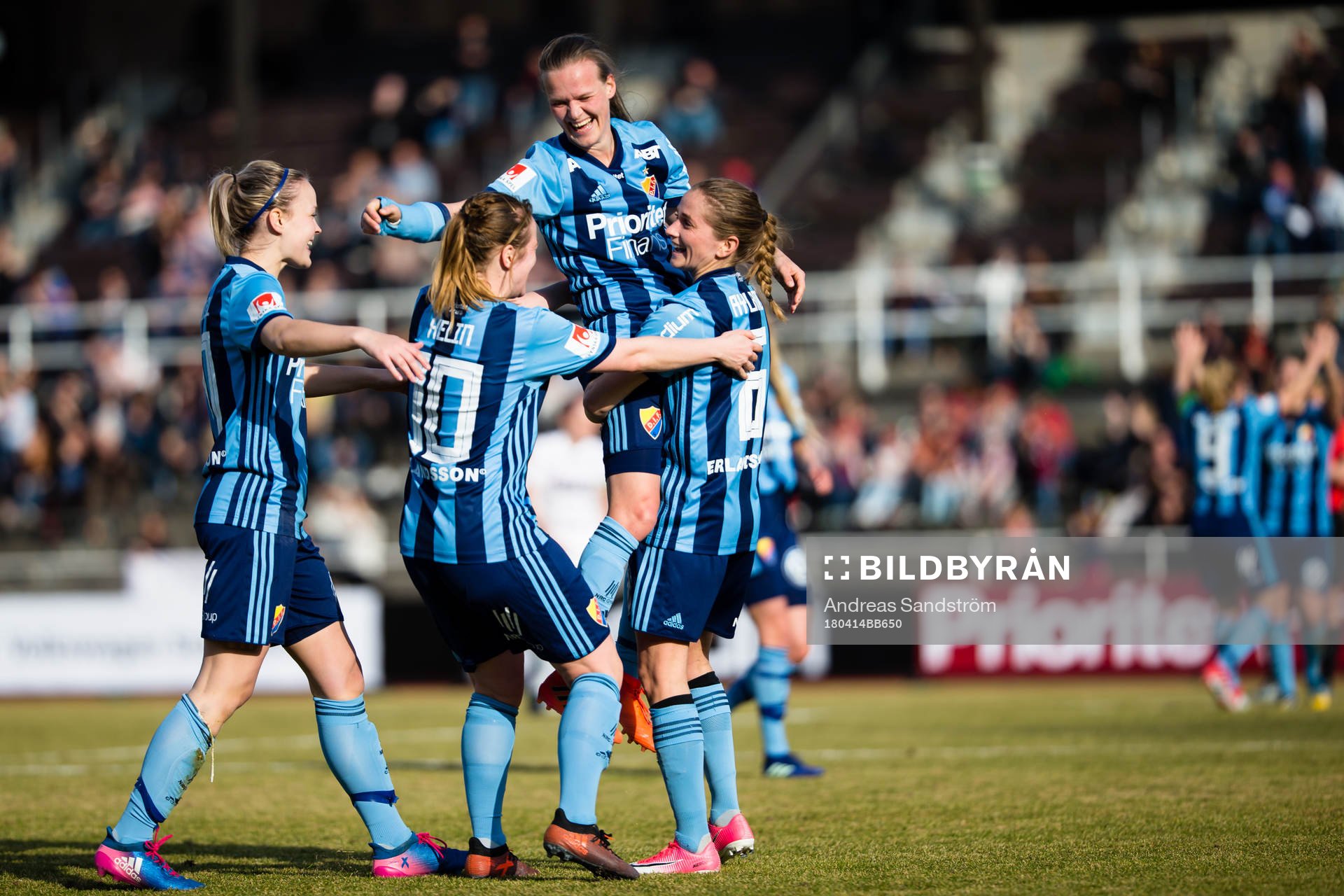 Djurgårdens tvåmålsskytt, Michaela van den Bulk lyft upp av Ingrid Ryland och jublar med lagkamrater efter fotbollsmatchen i Damallsvenskan mellan Djurgården och Eskilstuna den 14 April 2018 i Stockholm. 