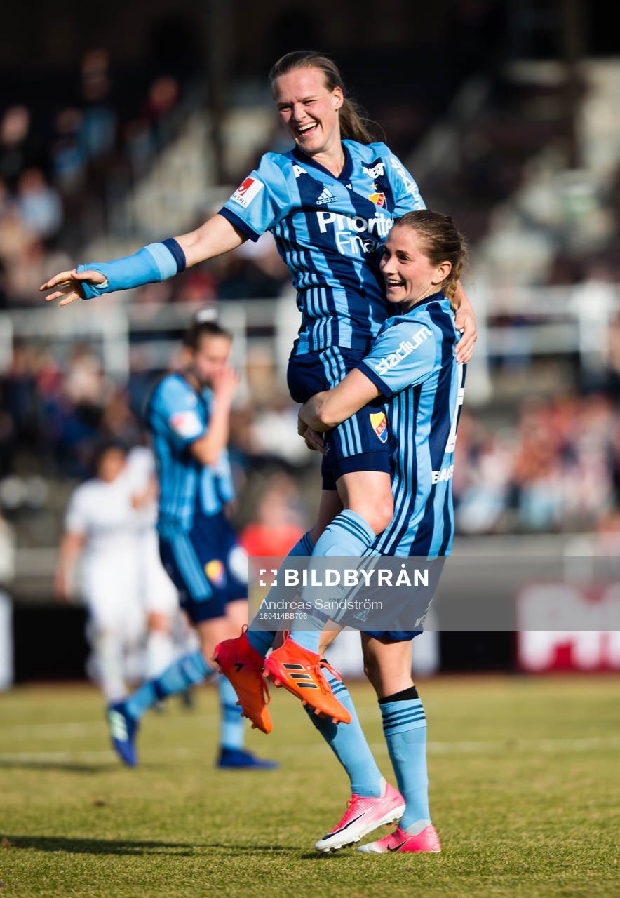 Djurgårdens tvåmålsskytt, Michaela van den Bulk lyft upp av Ingrid Ryland och jublar efter fotbollsmatchen i Damallsvenskan mellan Djurgården och Eskilstuna den 14 April 2018 i Stockholm.