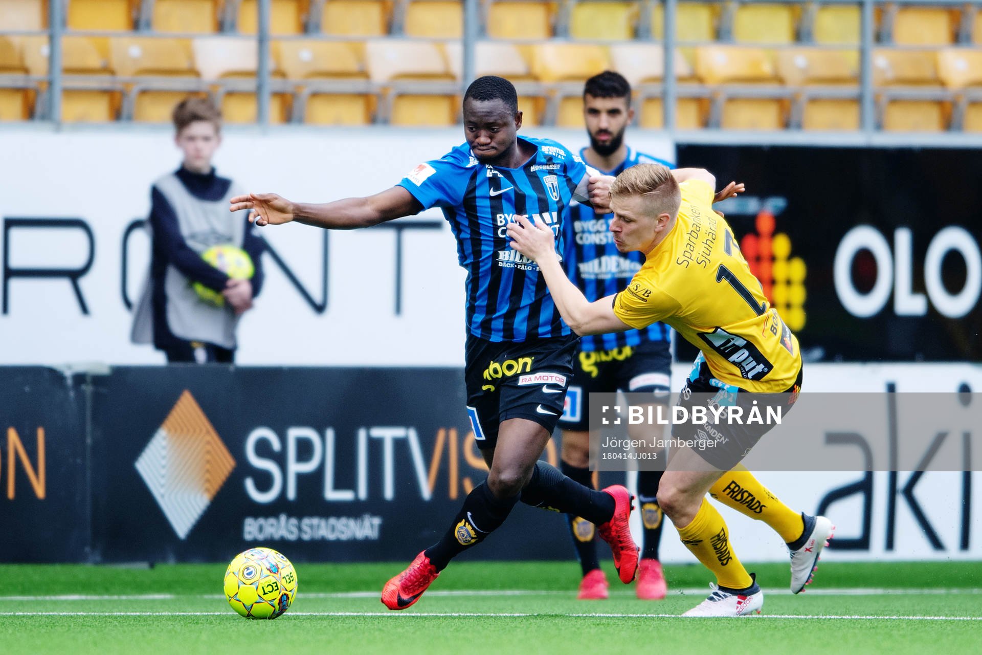 Sirius Moses Ogbu i kamo med Elfsborgs Per Frick