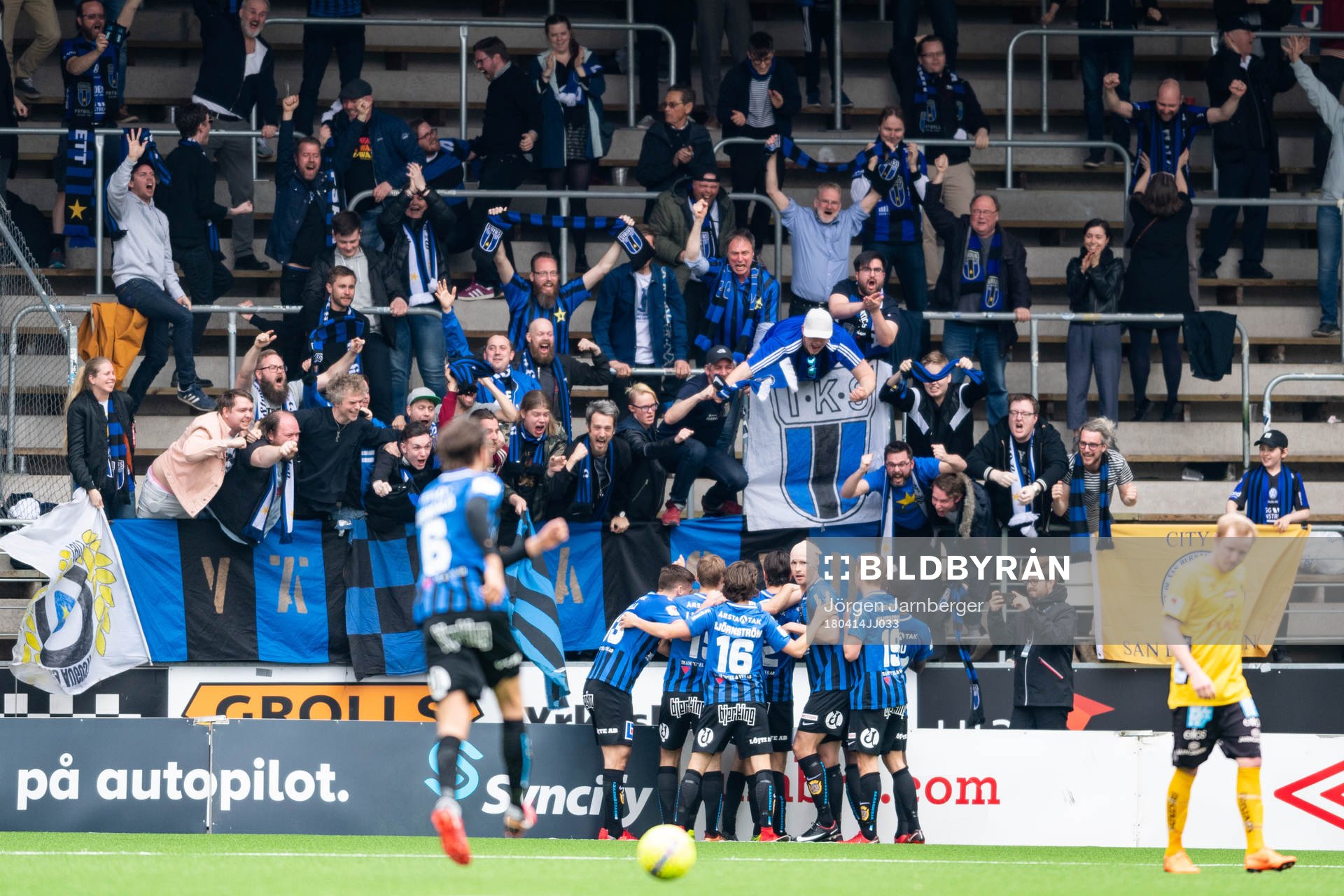 Sirius Stefano Vecchia klappas om av lagkamraterna