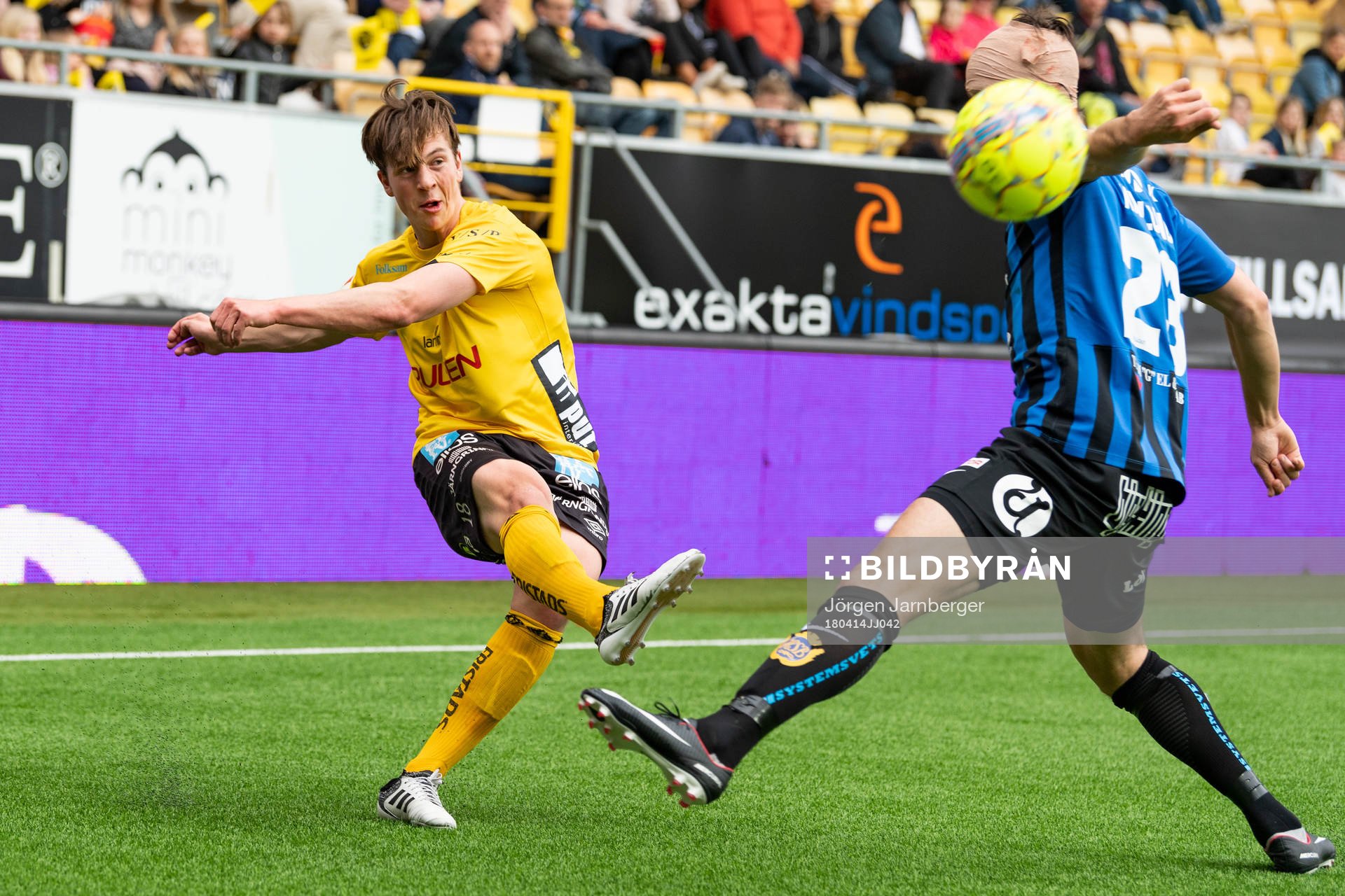 Elfsborgs Simon Olsson skjuter bollen förbi Sirius Philip