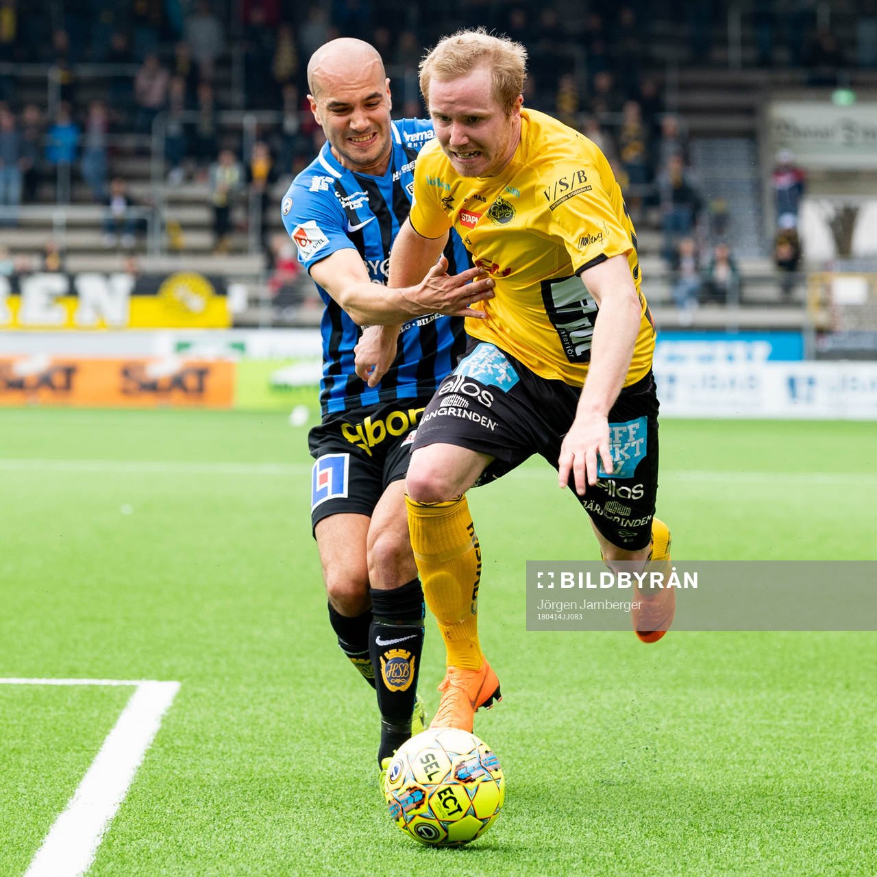 Elfsborgs Simon Lundevall och Sirius Karl Larson under fotbollsmatchen i Allsvenskan mellan Elfsborg och Sirius den 14 april 2018 i Borås.
