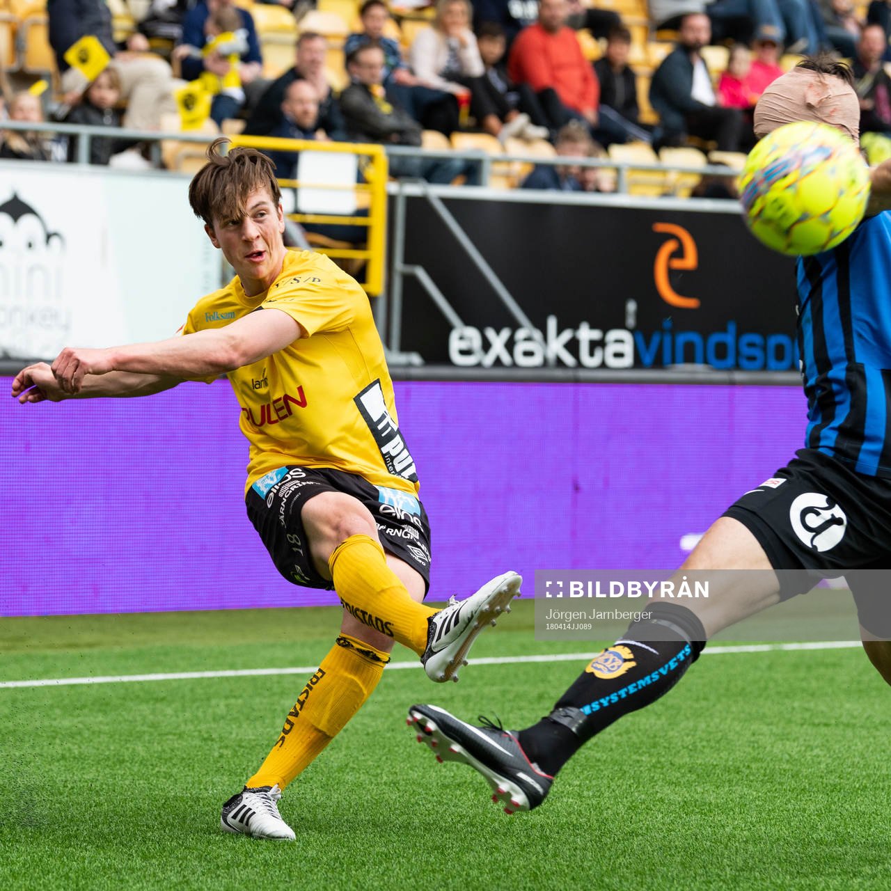 Elfsborgs Simon Olsson skjuter bollen förbi Sirius Philip