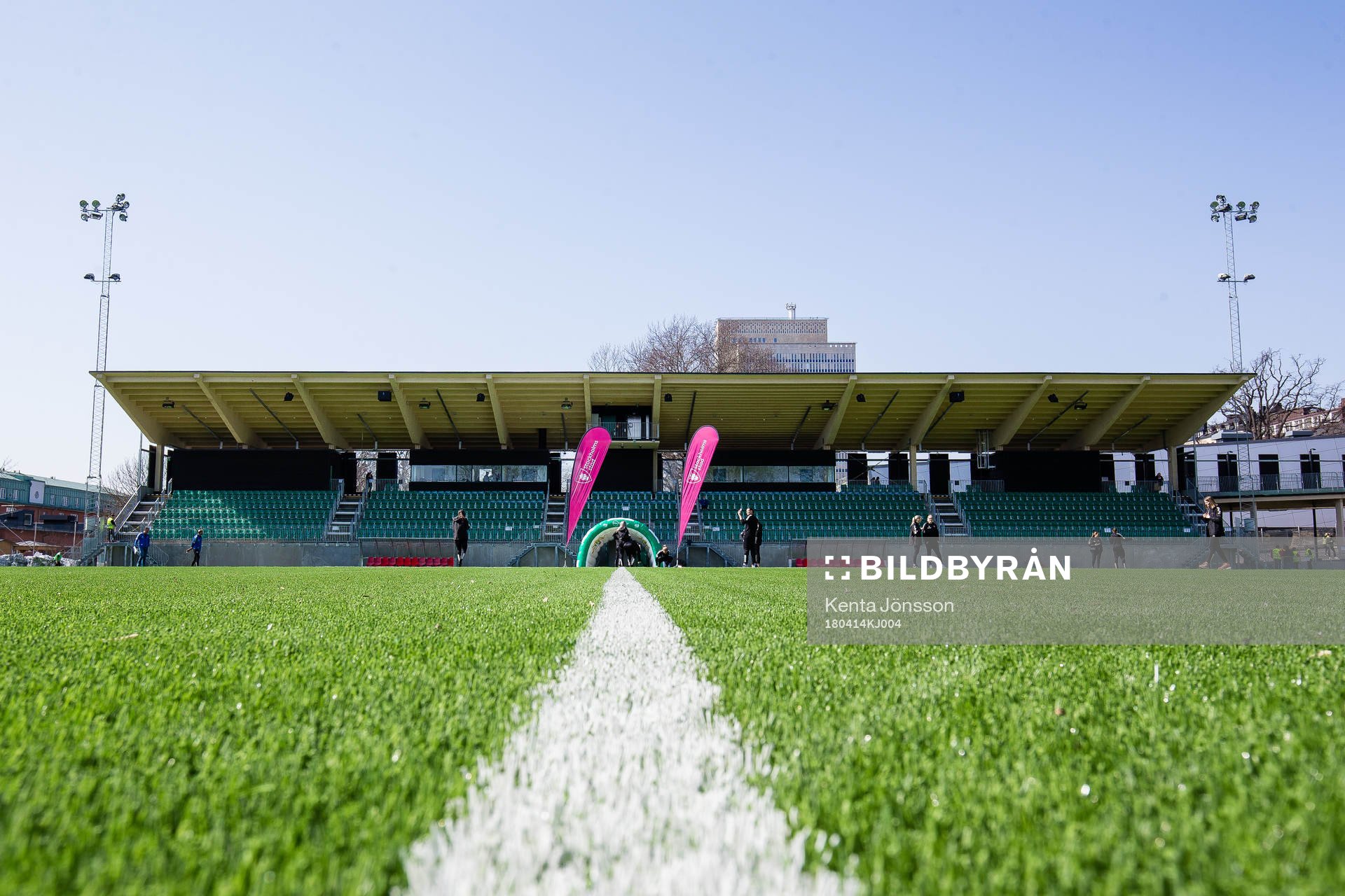 Vy över Hammarby IP med nya huvudläktaren i bakgrunden innan fotbollsmatchen i Damallsvenskan mellan Hammarby och Limhamn Bunkeflo den 14 April 2018 i Stockholm.
