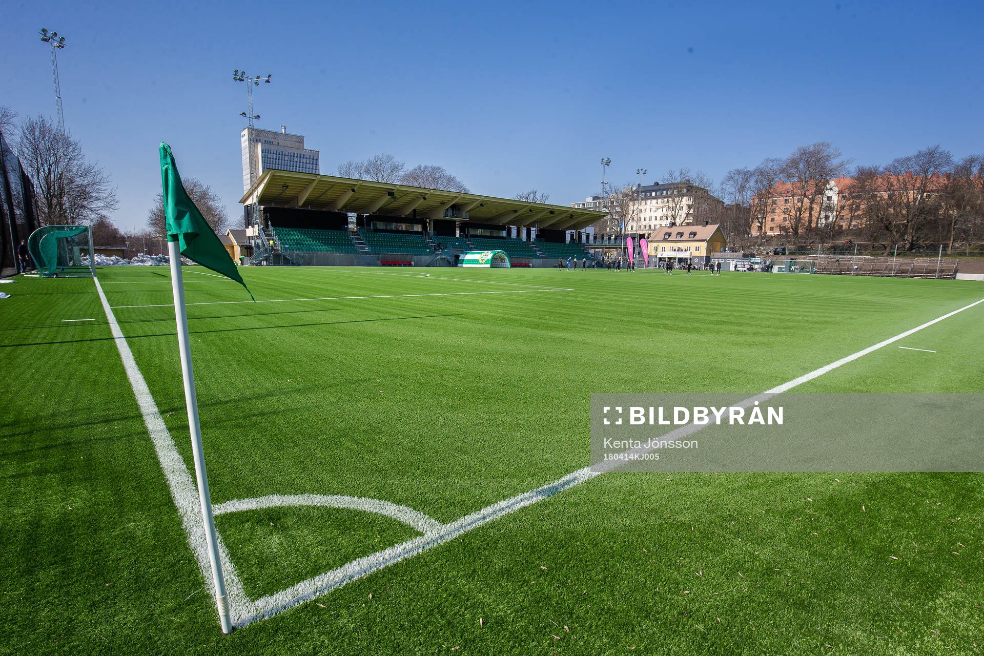 Vy över Hammarby IP med nya huvudläktaren i bakgrunden innan fotbollsmatchen i Damallsvenskan mellan Hammarby och Limhamn Bunkeflo den 14 April 2018 i Stockholm.