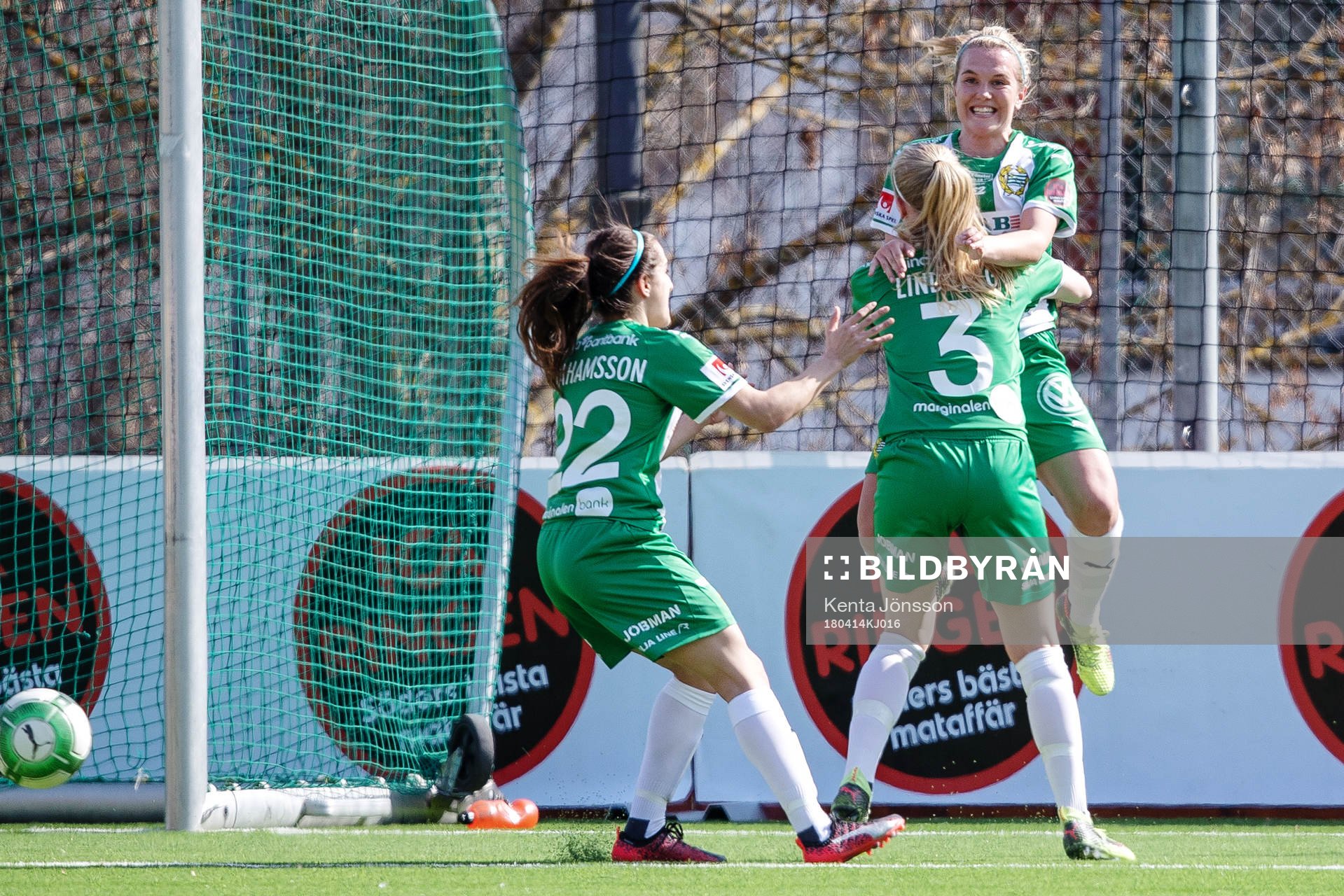 Hammarbys Frida Sjöberg jublar med Sejde Abrahamsson och Alexandra Lindberg efter att hjon gjort 1-0-målet under fotbollsmatchen i Damallsvenskan mellan Hammarby och Limhamn Bunkeflo den 14 April 2018 i Stockholm.