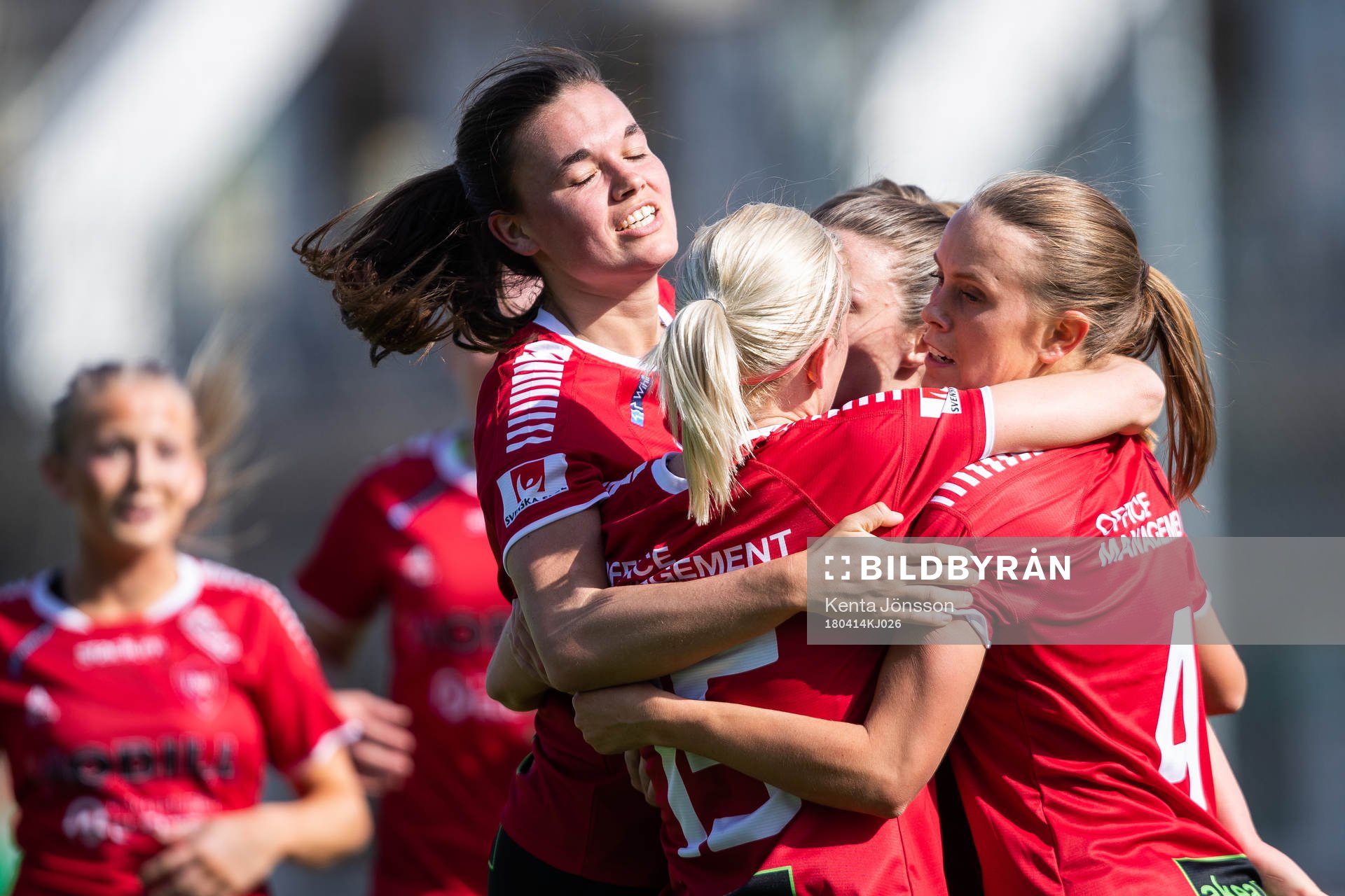 Limhamn Bunkeflos Amanda Kander jublar med lagkamrater