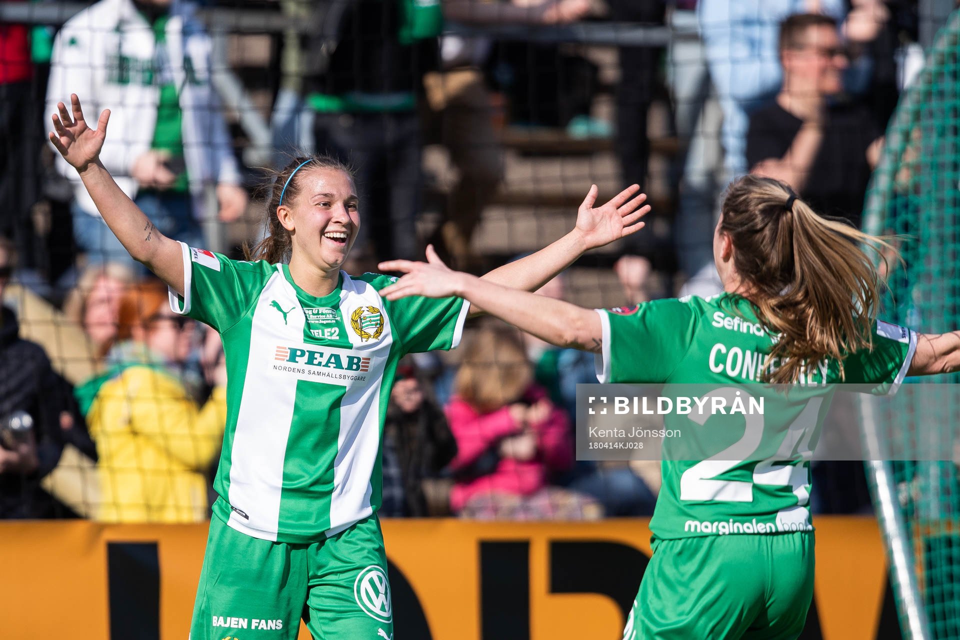 Hammarbys Julia Zigiotti Olme (till vänster) jublar med