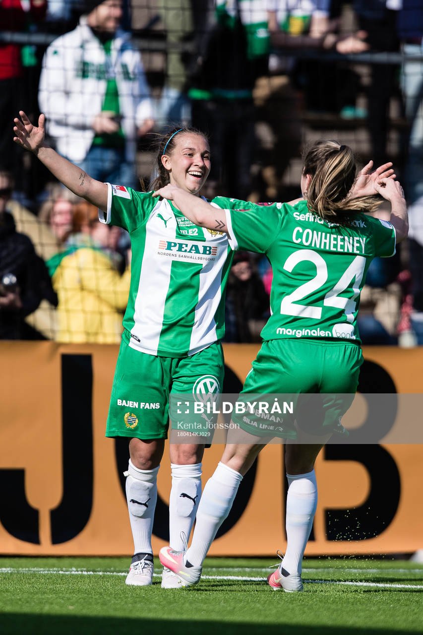 Hammarbys Julia Zigiotti Olme jublar med Kelly Conheeney