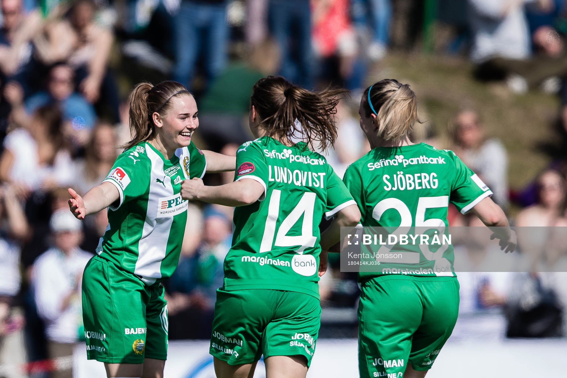 Hammarbys Emma Jansson (v) jublar med Hanna Lundqvist och