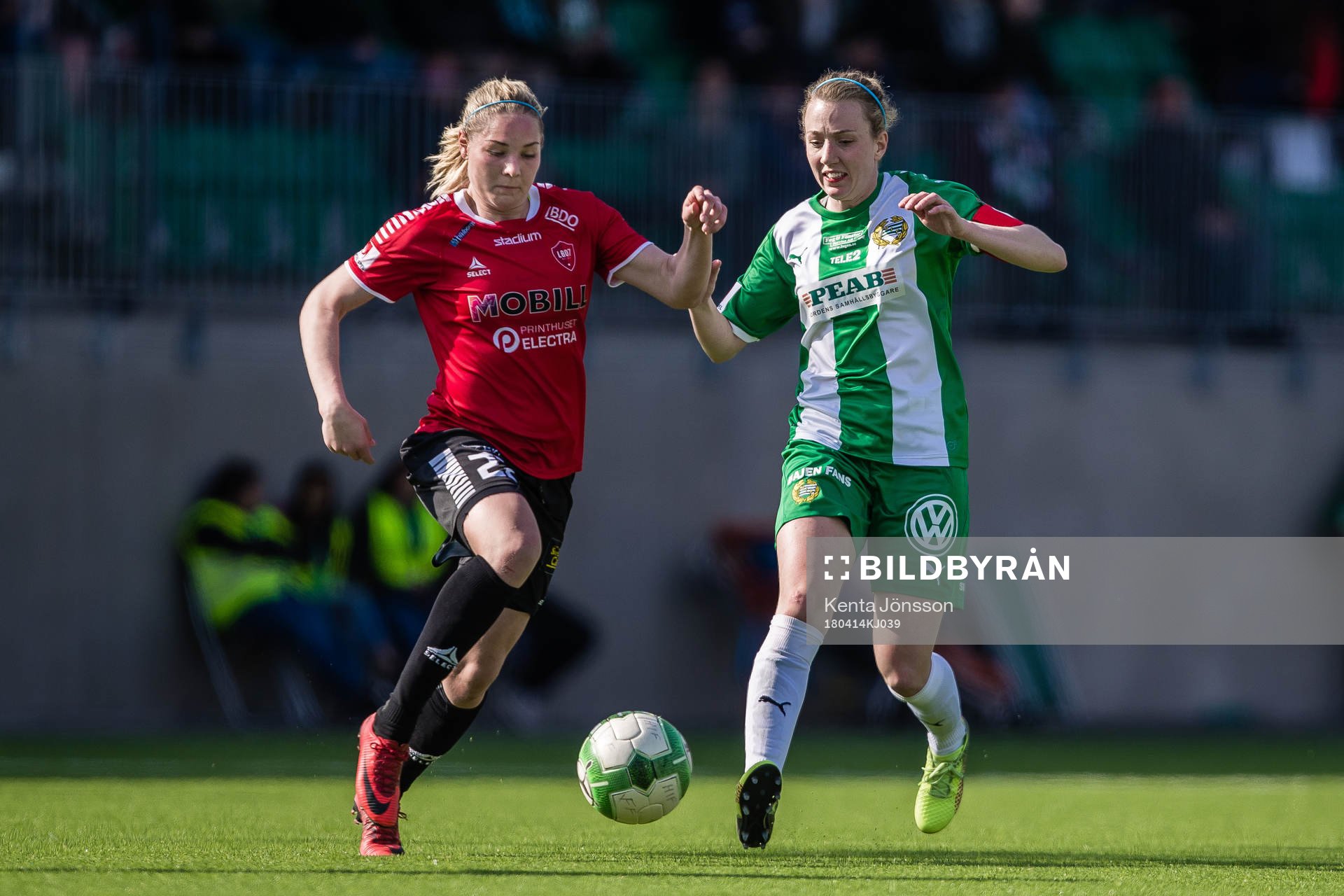 Limhamn Bunkeflos Rakel Hönnudóttir i kamp om bollen med