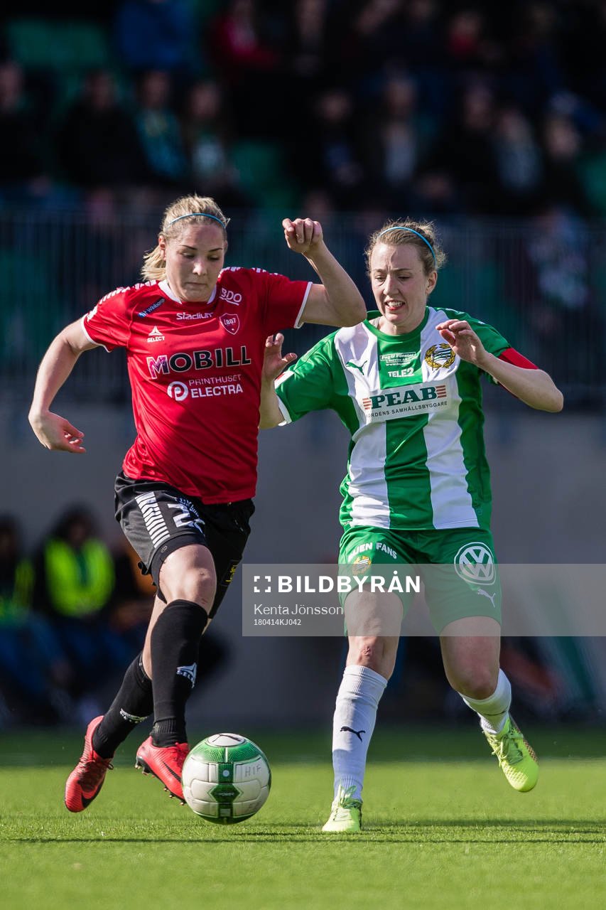 Limhamn Bunkeflos Rakel Hönnudóttir i kamp om bollen med Hammarbys Olga Ekblom under fotbollsmatchen i Damallsvenskan mellan Hammarby och Limhamn Bunkeflo den 14 April 2018 i Stockholm.
