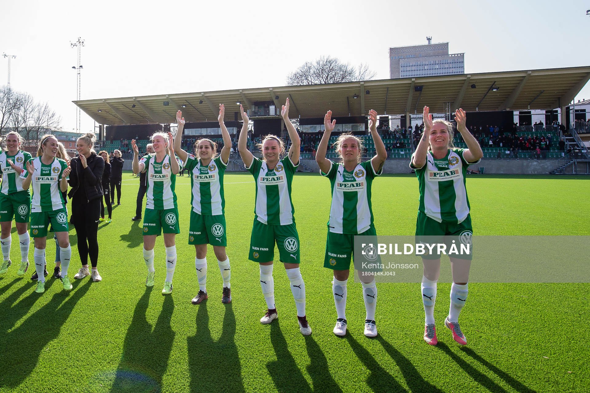 Hammarbys spelare jublar efter fotbollsmatchen i Damallsvenskan mellan Hammarby och Limhamn Bunkeflo den 14 April 2018 i Stockholm.